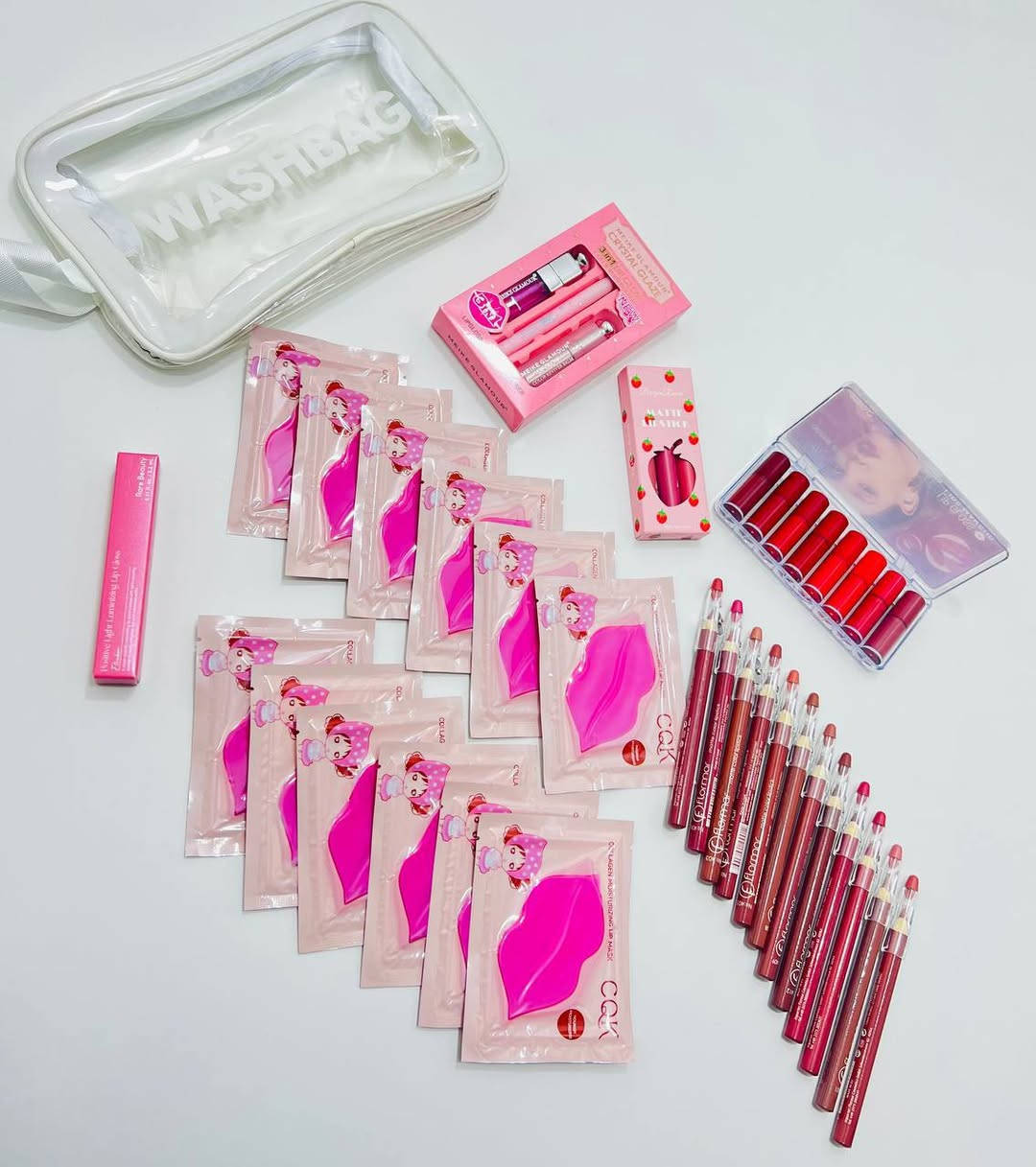 جنطـة ميك أب للشفة 👄🫶
● سيت حمر مات من كولدن روز العلبة 
تحتوي على ١٢ لون ثابتة وتموت ✨
● ١٢ قناع للشفايف يرطبها ويخلية وردية وصحية 💞
● كلوس رير بيوتي بلون وررردي 
● سيت ثلاثي يحتوي على لب لاينر و كلوس معطر شفة و حمرة ستك ترطب الشفايف 
● سيت حمر يحتوى على ٣ قطع مات والوانهم ترابية ولطيفة. 
● اقلام تحديد من فلورمار تجنن ١٢ لون
● جنطة تجيج مع الطلب تحفظ كل مكياجح وتاخذيها وياج وين مترحين 😁


**إذا كنت صاحب هذا الإعلان وتريد حذفه لأي سبب، رجاءا أرسل رسالة إلى الدعم الفني**