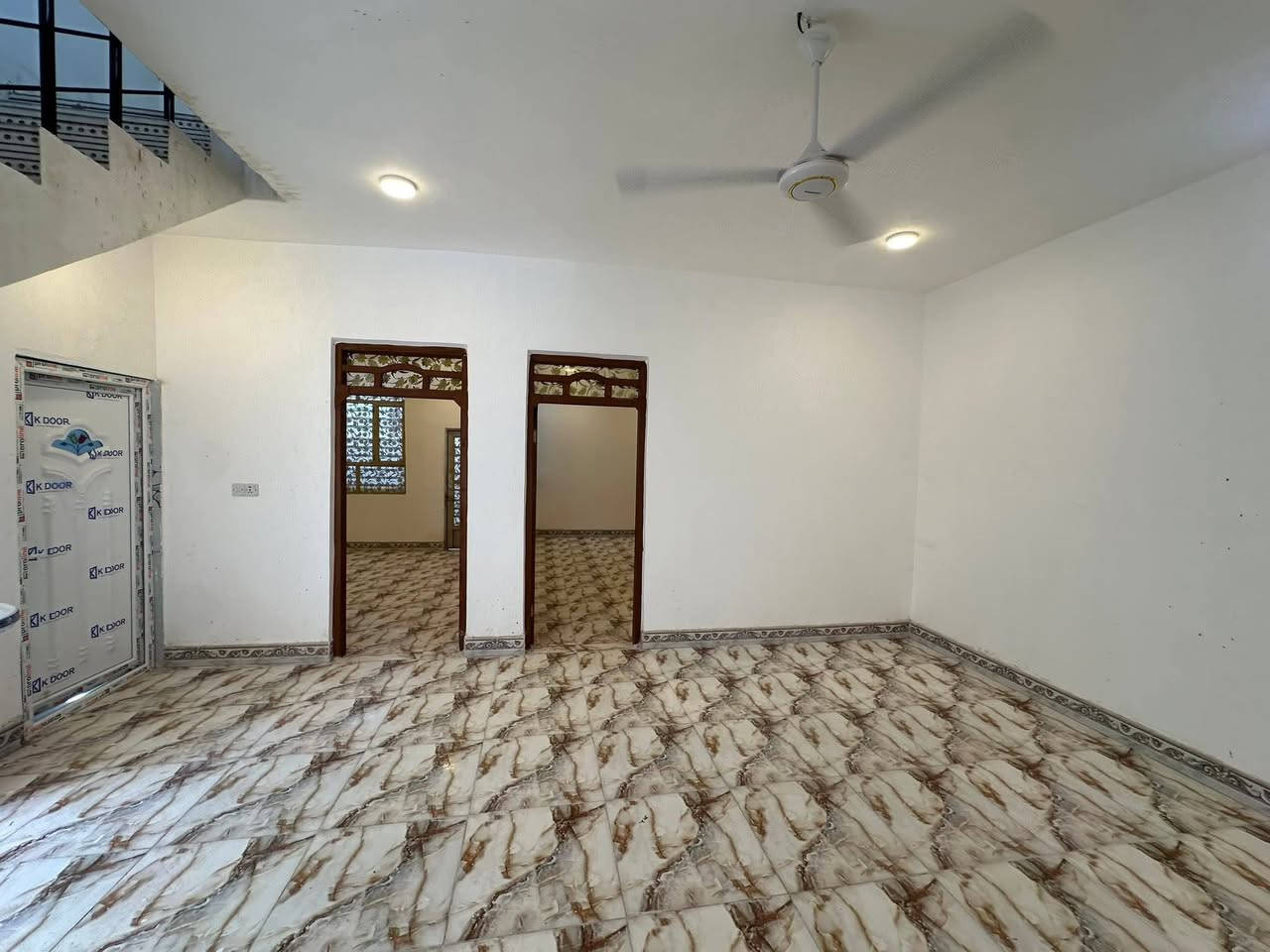 يا الله دار البيع 
المساحه 175 بناء حديث
متكون من غرفتين وصاله ومطبخ وديوانيه
ماء كهرباء 
مكان خاف مدرسة الحبيب المصطفى ع شارع ال يوسف 
السعر 70وقابل التفاوض 
رقم الهاتف  ***********
