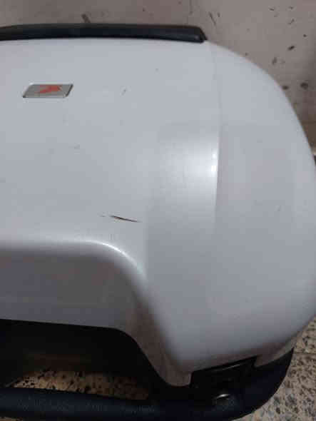 سلام وعليكم صندوق دراجة ياباني هوندا ابيض لون شذري  صندوق استندر جديد سعر 100الف توصيل موجود ***********
