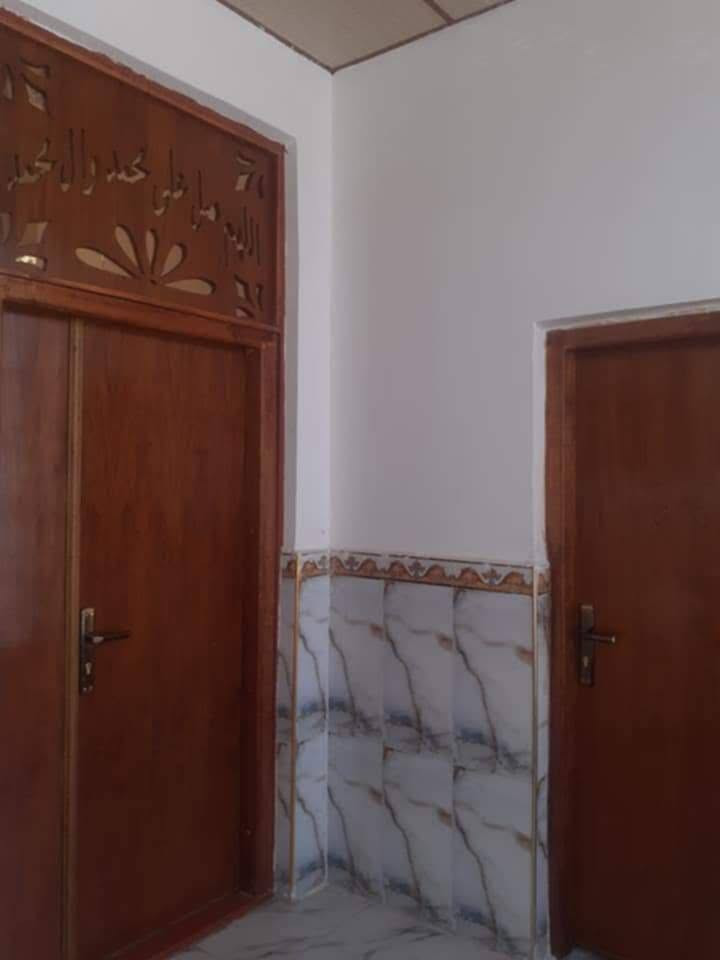 عقارات الموسوي | عرض عقاري مميز للبيع 🏡
بيت زراعي لقطة بمواصفات ممتازة وبناء حديث (كونكريت مسلح)، يجمع بين المساحة الواسعة والسعر المناسب جداً.
📍 الموقع:
خلف معارض الزبير.
📐 المساحة والتصميم:
المساحة الكلية: 400 متر مربع.
نوع البناء: صب كونكريت مسلح (بناء قوي ومتين).
📋 تفاصيل وتقسيم البيت:
البيت مصمم بتوزيع مريح ومساحات واسعة تناسب العائلات:
غرف النوم: غرفتين نوم بمساحة واسعة لكل غرفة (5 \times 4م).
الاستقبال: ديوانية/استقبال واسعة جداً وفخمة (8 \times 4م).
الصالة: صالة داخلية (هول) كبيرة  (8 \times 4م).
المطبخ: مطبخ بمساحة ممتازة وجاهز (5 \times 4م).
الخدمات: صحيات داخلية + صحيات خارجية.
الملحقات: كراج واسع للسيارة + حديقة تضفي إطلالة جميلة للبيت.
💰 السعر:
77 مليون دينار عراقي (والسعر قابل للتفاوض مع الشاري الجاد).
📞 للاستفسار والتواصل:
للمزيد من المعلومات أو لتنسيق موعد لمعاينة البيت، يرجى الاتصال على الأرقام التالية:
زين: ***********
آسيا سيل: ***********
