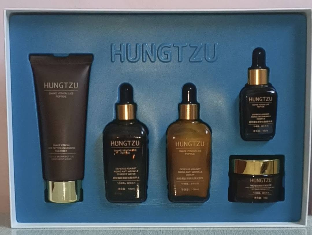 يحتوي طقم "HUNGTZU" على خمس قطع أساسية متكاملة مصممة للعناية بالبشرة:
منظف الوجه (Cleanser): الخطوة الأولى لإزالة الشوائب وتنظيف البشرة بعمق.
تونر (Toner): يعمل على موازنة حموضة البشرة وتهيئتها لامتصاص المكونات الفعالة.
سيروم مركز (Serum): يحتوي على تركيز عالٍ من ببتيدات سم الثعبان لشد الجلد وتقليل الخطوط الدقيقة.
لوشن أو مستحلب (Lotion/Emulsion): يوفر ترطيباً خفيفاً ومتوازناً للبشرة.
كريم الوجه (Face Cream): الخطوة الأخيرة لتوفير ترطيب عميق ومكثف، مما يساهم في تنعيم البشرة وإكسابها مظهراً أكثر شباباً.

السعر 15 الف وتوصيل 5 لجميع محافظات العراق 
***********
