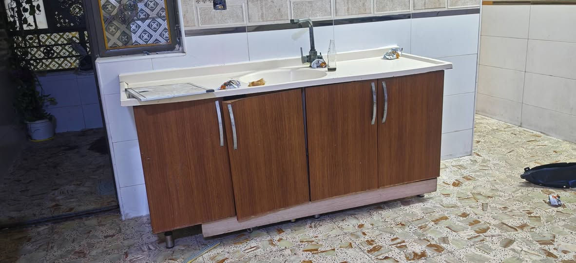 غرفه نوم وكاونتر للبيع   المكان بغداد الشعب  ثنينهن رايدهن ب ٥٠٠ الف  تواصل  ع هذا الرقم ، ***********
