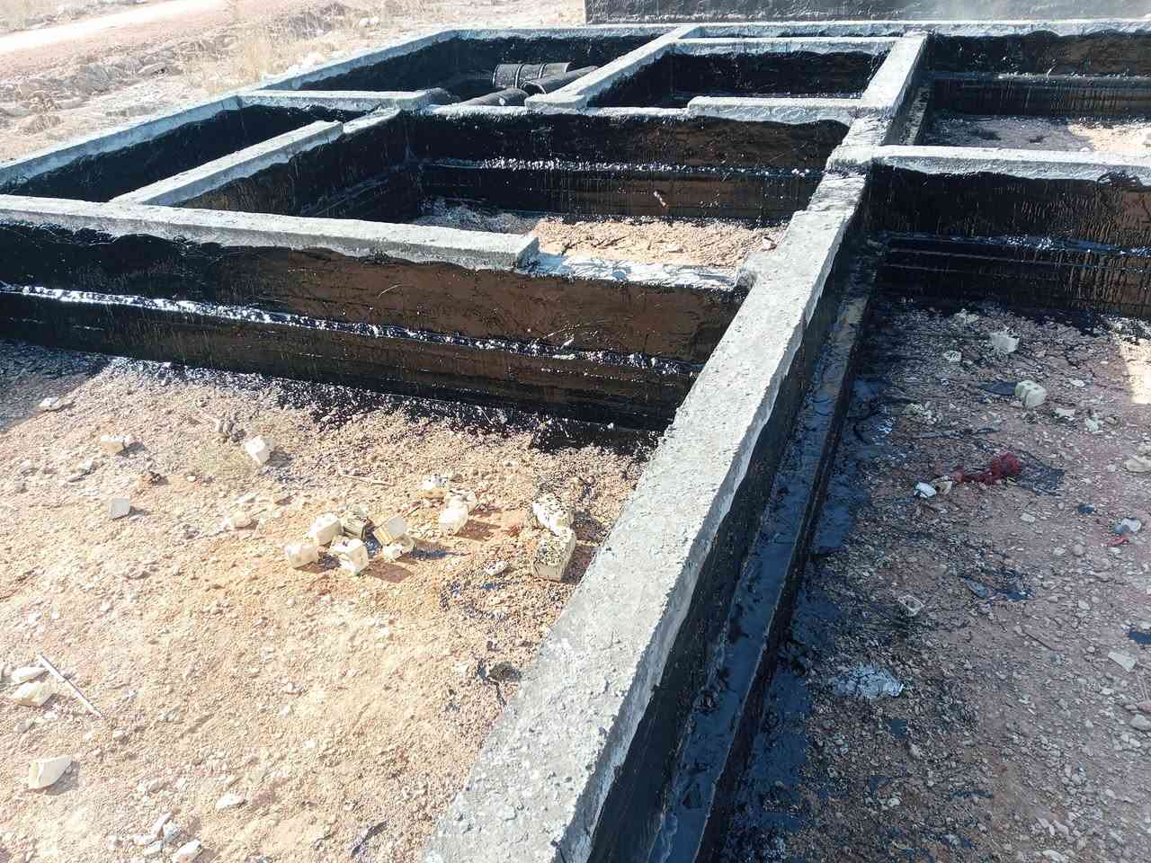 السلام عليكم يوجد جير لتجير السطوح والساسات سعر برميل 60الف كرسته وعمله الي يريد يجي خاص وبيه خير ويدلل أو يدك على رقم يتصل ***********. ***********
