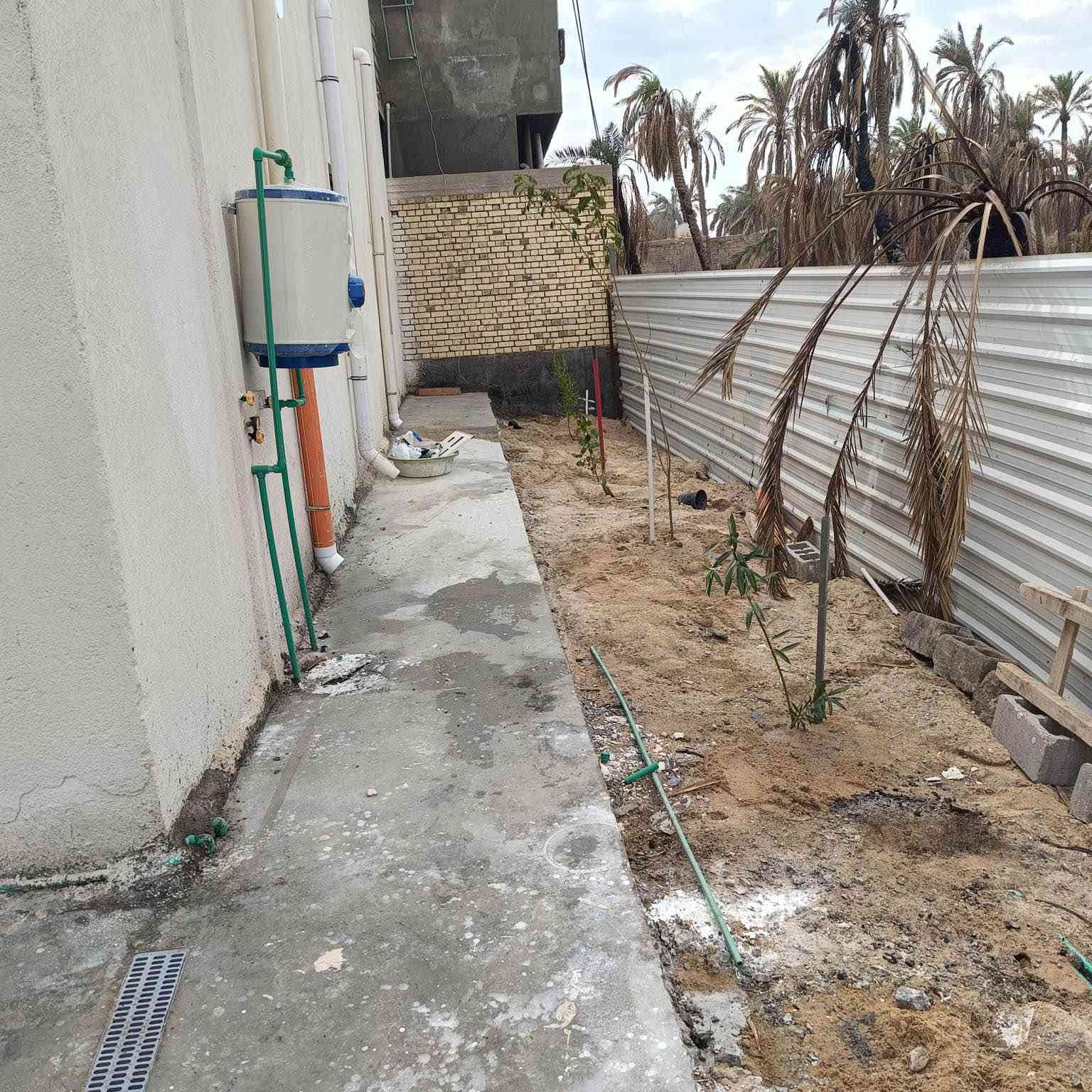 بيت بناء جديد للاجار طابق ارضي في منطقة حمدان الرومية  📌📌
 
يحتوي على 3 غرف منام مساحات واسعه +مطبخ+ديوان + صالة+حمامات  
+ البيت يحتوي على كراج كبير يسع سيارتين وايضاً يحتوي على حديقه .البيت مجهز للسكن من كل شئ خزان ماء اساله وخزان ماء حلو وماطور تصعيد ماي مع بوستر واضويه  وكيزر 
المؤجر يفرش ويكعد  
 سعر الايجار 525
*  جميع الخدمات يمها من مستوصف ومطعم ومخبز وفرن و مدراس وجامع وحسينيه
للاستفسار عن القياسات والامور الاخرى اتصال على الرقم او تواصل على الواتساب
***********
0786376217 البصرة, العراق
