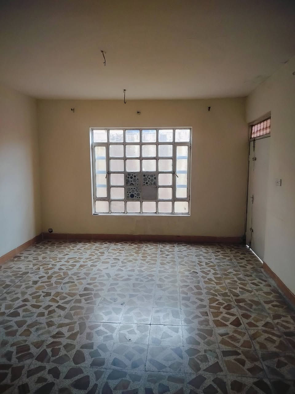 السلام عليكم بيت للايجار مساحة 200 متر موقع سومر حي الساهرون غرفتين وهول واستقبال ومطبخ وصحيات ايجارو 300الف للتواصل 
***********
#شهاب للعقار
