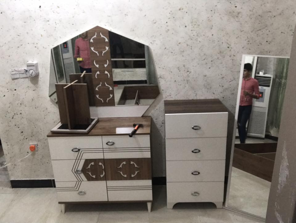 السلام عليكم اخوان من بعد اذن الادمن غرفة 7 قطع للبيع  مستخدمة    طبعاً هاي الصور اول مشتريتهة  للاستفسار الاتصال على ***********
