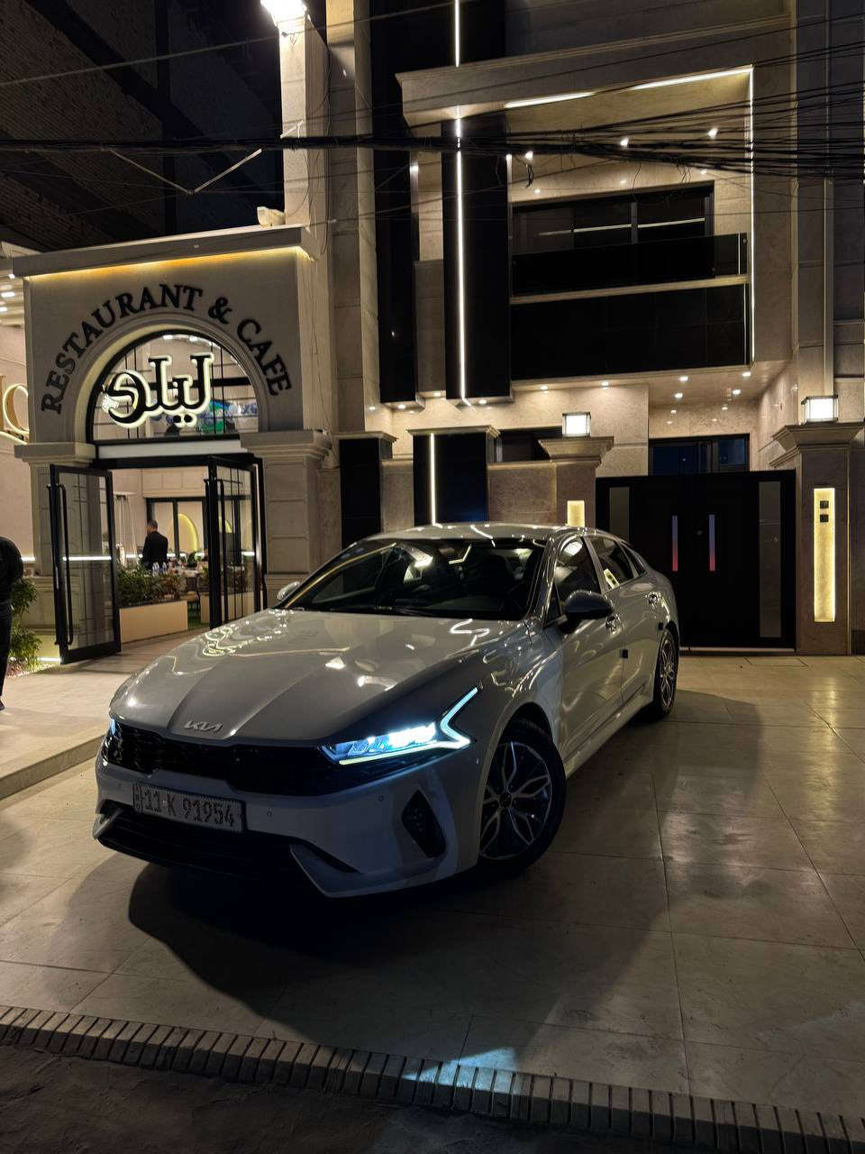 السلام عليكم  KiA K5 موديل 23 وارد كوري محرك 2000 دوش هايبرد الضرر فقط 4 رصعات خفيفه في القماره وتكحيل بسيط في الدعاميه الخلفيه ويم البلوجكتور بل دعاميه الاماميه هم تكحيل بسيط باقي السياره كفاله عامه ممشى السيارة 21500Km وقابل للزيادة 
المواصفات 
شاشه كبيرة 
بصمه تشغيل 
بصمة دخول ابواب
تشغيل عن بعد
صندوق ذكي
وضعيات قياده 4
شفتات ستيرن
قيادة شبه ذاتيه 
تحديد مسار 
مانع تزحلق 
اوتو هولد 
مقاعد تدفئ وتبريد
السترين تدفى 
كير ماوس 
تبريد ثلج ميفصل ولا يبوخ بل ازدحامات لان هايبرد 
فول اقتصاديه التفويله الكامله تمشيك سبوعين حقيقي…
بختصار السيارة فول عدى الفتحه 

رقم التواصل واتساب : ***********
السوك كلشي بي المتعجبه يكدر يتخطى المنشور 
السعر 200 وبيها مجال بسيط جداً وممستعجل على بيعتها 
المكان بغداد السيدية .
