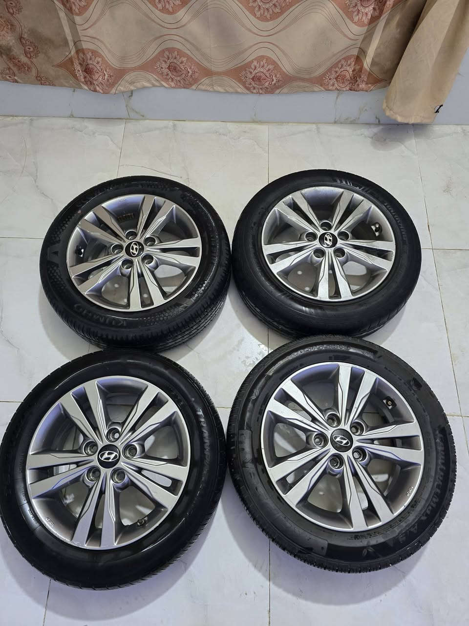 للبيع وياله النتره 18/17 اصلي الحجم 205/55/16 ناصريه مركز مبايل ***********
