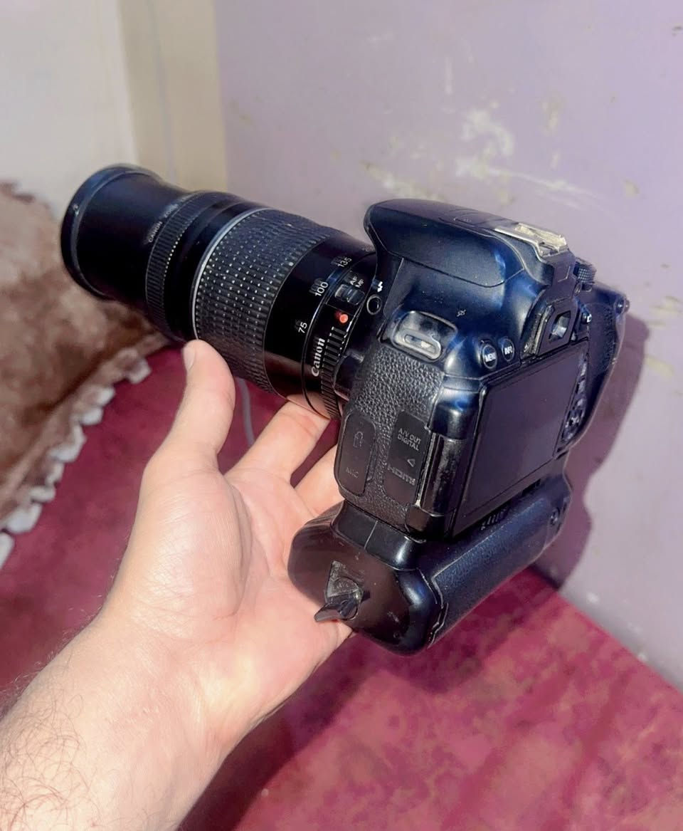 كانون D700شاشا لمس نضيفه كلشي بيها شغال 
عدسه 75. 300
رام 
شاحنه 
احزام 
بسعر مناسب / *********** بي واتساب
