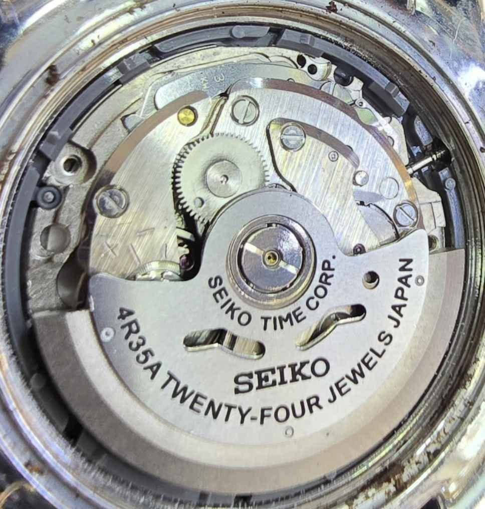 ساعة سيكو بحري اوتماتيك ياباني انتاج قديم نظافة ممتازة قطر الساعة تقريبا ٤٣ ملم ارقام واميال لامينوس نافذ يومي مقاومة للماء ٢٠٠ متر الرنك الخارجي دوار السعر ٢٢٥ الف *********** دهوك, العراق
