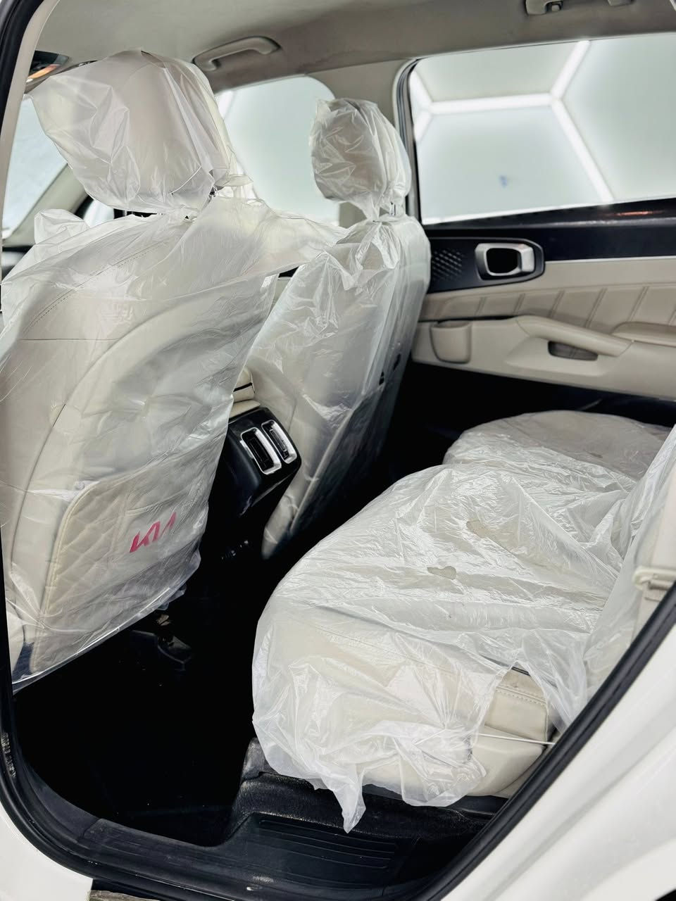 سلام عليكم سورنتو 2021 خليجي مكفولة من ضربة وصبغ ولبارد بيها فقط طخة كلش صغيرة بل باب ولباقي مكفول  مكينة 2500  فول عدة بنرامة 7 راكب  3قطع تبريد ثلج ❄️ مكاني بغداد الكرخ السعر 250 
مستعجل على البيع  او مراوس بشي اقل  منها استفسار ***********
