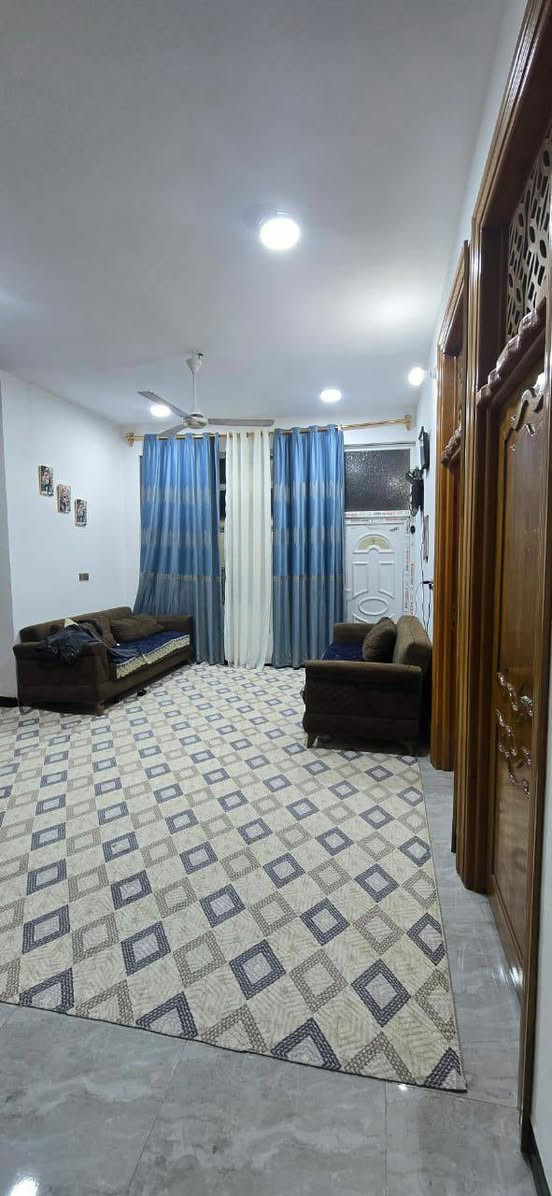 (( #عرض بيــــع سكني #مميز ))
-------------------
#للبيع دار بمساحة 200m².. #قرب 
الشارع العام...#التفاصيل:-
🔷️جنس العقار: طابو ملك صرف ..
🔷️الواجهة والنزال: 10m² ×20m²..
🔷️بناء حديث فول مواصفات طابق واحد..
🔷️بناء بلوك سنة2021 نظيف ومرتب جدا
🔷️ع شارع بعرض 15m²..
🔷️غرف منام عدد 2 ..
🔷️صالة + إستقبال + مطبخ + ومناور 
🔷️صحيات داخلية وخارجية + #وكراج للسيارة + خدمات جيدة ماء وكهرباء ..
🔷️الموقع :  ديالى  بعقوبة  - حي الجامعة - كاطون الرازي م27  #مجاور مجمع الرافدين السكني 
🔷️#للإستفسار اكثر تواصل معي عبر الرقم       
 الآتي:-📲***********📲 
#متوفر واتس اب بالرقم اعلاه ☝☝☝
