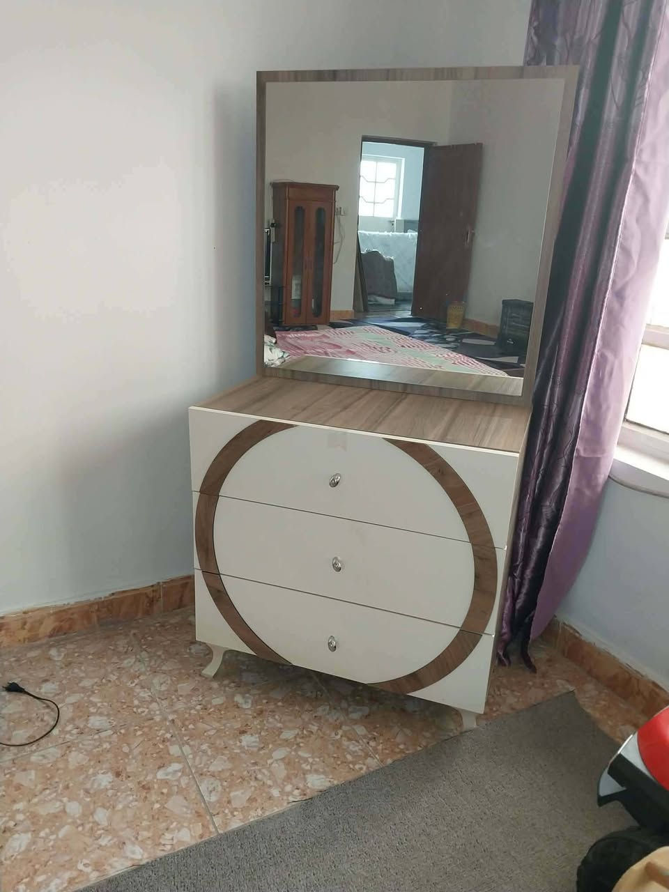 غرفه للبيع ٥ قطع نضيف ومابيه اي ضرر ب ٢٧٥ وبيها مجال ابو غريب للأستفسار خاص
