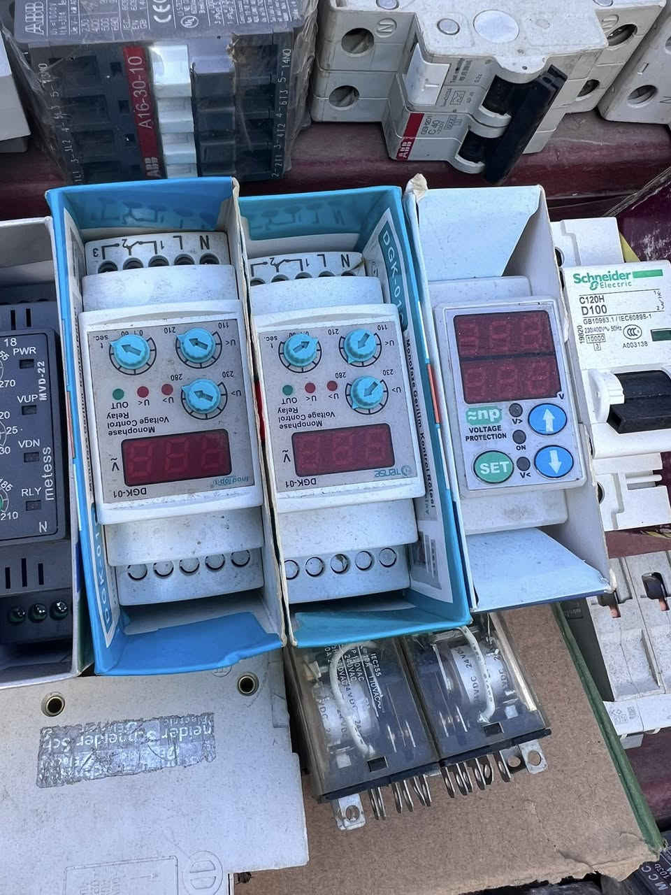 السلام عليكم يتوفر 
ڤيز فلر متغير تركي اصلي سنكل +ثري فيز 👈 10 الاف
تايمر تركي اصلي 👈 8 الاف
رلي ABB 11 بن 👈 6 الاف 
تايمر ساعه صيني 👈 5 الاف 
جوزه حمايه بيت 👈 12 الاف 
يوجد جميع المواد السيطره اي تي اس جمله مفرد 
بغداد 
عكد النصارى توجد خدمه توصيل جميع محافضات العراق 
***********
حسن المذكور
