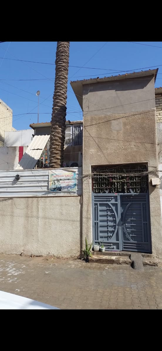 🏠 دار للبيع
المساحة 105
النزال 15 الواجهة 7 
مسلح + بناء قديم وليس حديث نظيف قابل للسكن 
الطابق الاول 3 غرف وخدمات +طرمة جبيرة
الطابق الثاني غرفه + تكملة غرفتين ساندويج وخدمات 
وسطح 
للاستفسار *********** 
المكان حرية ثانية الفرع المجاور دائرة الكهرباء
