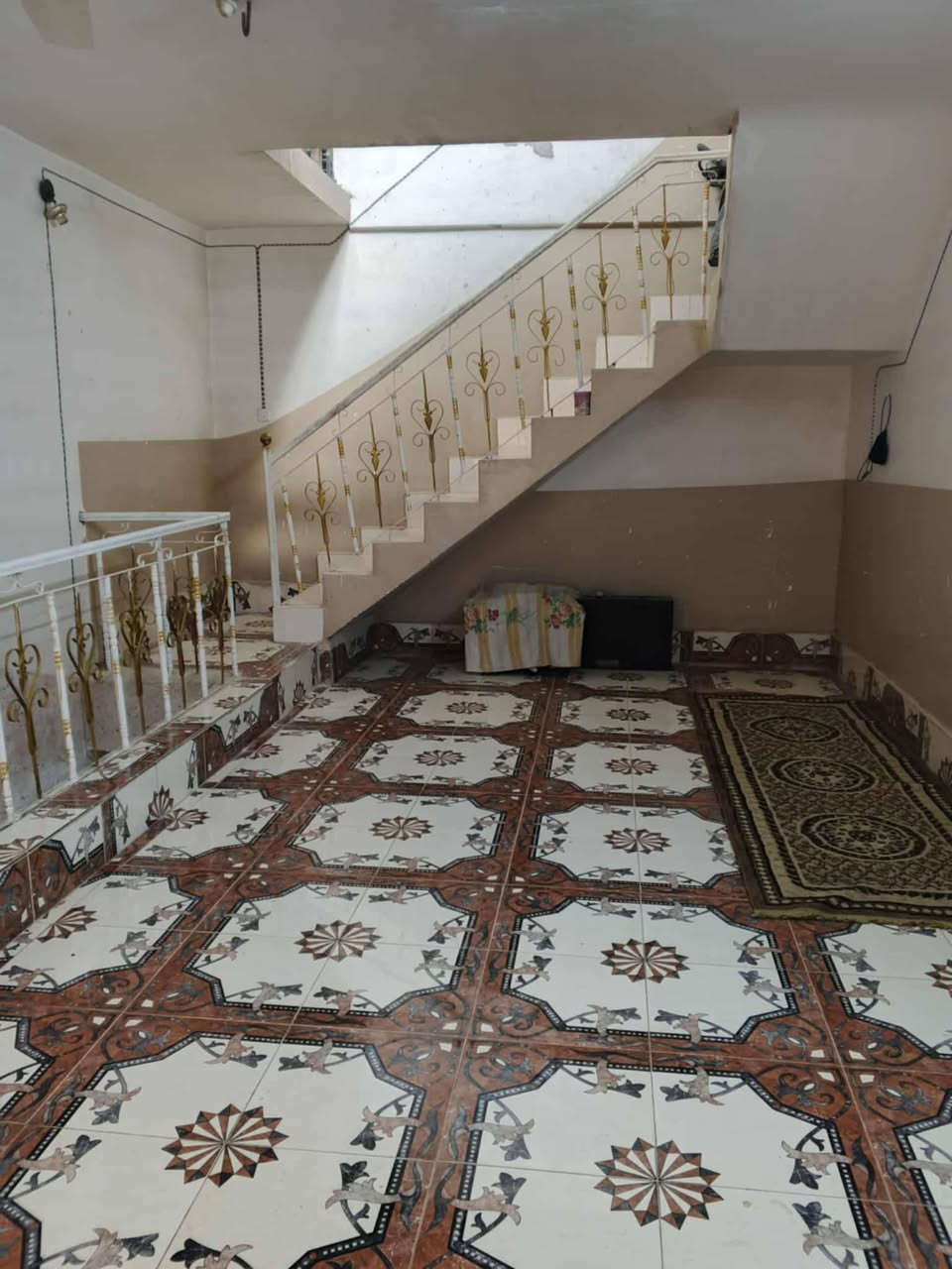 السلام عليكم 
بيت للبيع طابو صرف المساحه ١٥٠ متر بناء ٢١٥ العنوان بالعلكايه خلف مدرسة البتول خدمات كامله البيت طابقين تفاصيل البيت غرفه وصاله وستقبال ومطبخ وصحيات الطابق الثاني غرفتين وصاله الاستفسار // ٠٧٧٠٣٦٨١١٧ // ***********
