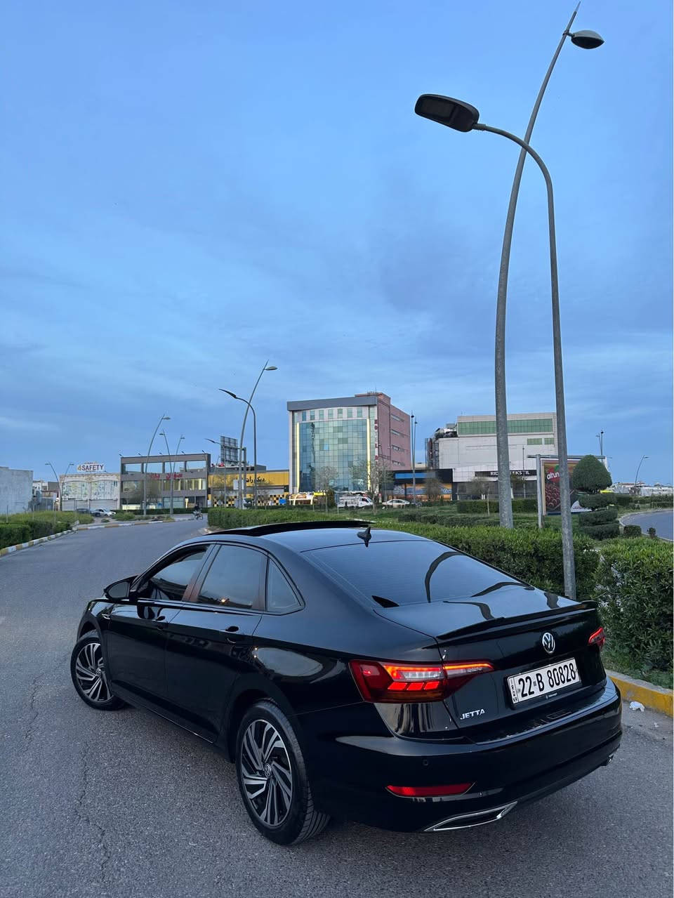 جیتە ٢٠٢١ فول مواسەفات پریمویم SEL premium 
٨٣ هەزار ڕۆیشتوە 
نرخی ١٦٥ و مەجالێکی برایانە 
 یەک پارچەی بۆیاخە بەبی ژورێ پێش و پشت کەپس ڕادێتە بیلاد بە شەرت 
 ⏬️ژمارە مۆبایل ⏬️
0751 804 3635 أربيل, العراق
