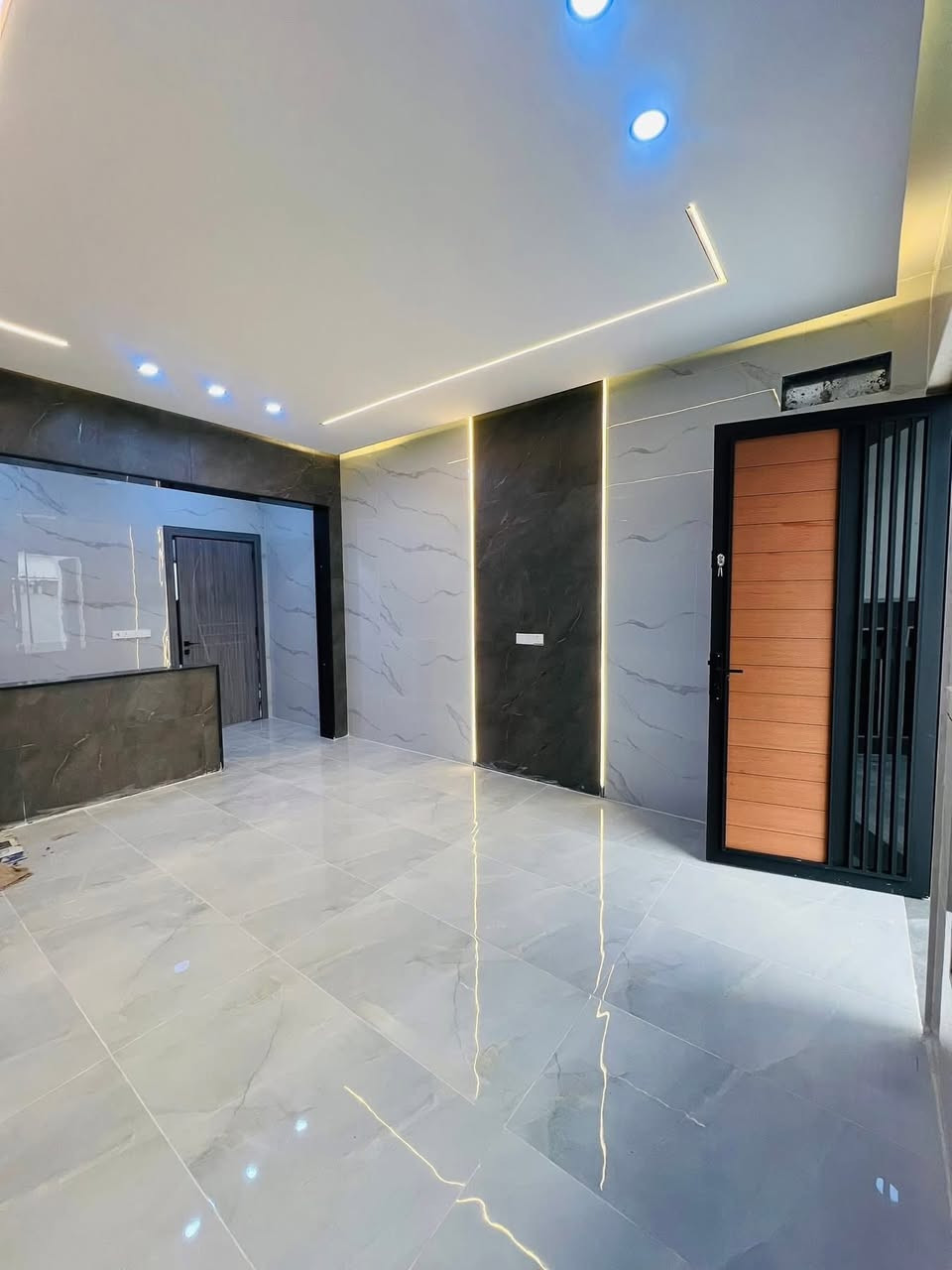 دار للبيع في حي الملايين الاولى قرب جامع الصواف مساحة 150 م واجهه 7.50 بناء  
حديث تسليم البيت مفتاح خلال شهر مطابق للصور 

الطابق الاول غرفتين نوم واستقبال وهول ومطبخ وصحيات 

الطابق الثاني ثلاث غرف نوم  وهول وصحيات + سويت 

صنف العقار زراعي بستان ملك صرف 

‎شارع بعرض 10متر

 تسليم البيت مفتاح خلال شهر 

‎للاستفسار اكثر الاتصال على الأرقام التالية 

  ***********
***********

