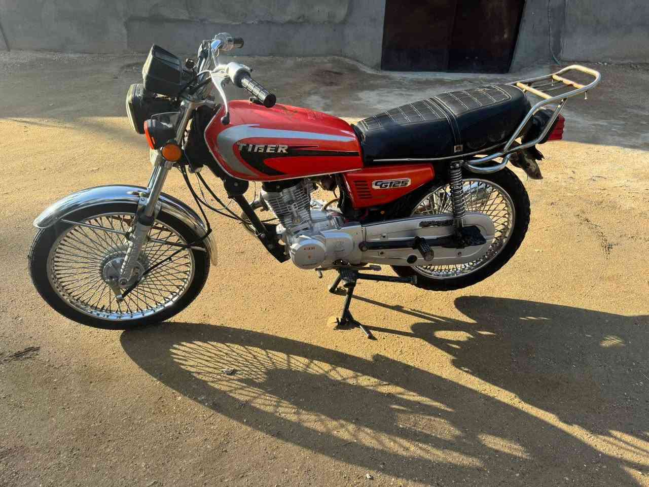 سلام عليكم 
للبيع تايكر. اوراق مديل21نضيفه مثل ماواضح بلصوره محرك خيرمن الله مامفتوح سعر475وبيها.مجال رقم***********
