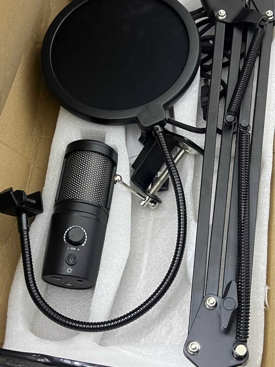 هذه الحزمة الكاملة هي لميكروفون مكثف (Condenser Microphone) مخصص للبث، البودكاست، أو الألعاب. إليك تفاصيل الأسعار المتوقعة في الأسواق العراقية (خاصة في أربيل):

تأتي هذه المجموعات غالباً من شركات صينية معروفة بتقديم جودة ممتازة مقابل السعر مثل **Fifine** أو **Maono**، أو ماركات اقتصادية مشابهة.

---

### 🔍 تفاصيل ومكونات الحزمة (بالعربية):

1. **الميكروفون (Microphone):** يحتوي على زر دائري للتحكم في مستوى الصوت (+ / - Vol) وزر كتم الصوت (Mute) وزر للتحكم بالإضاءة.
2. **فلتر البوب (Pop Filter):** الشاشة الدائرية السوداء لمنع الهواء والتشويش الناتج عن نطق بعض الحروف (مثل الباء والفاء).
3. **ذراع الحامل (Boom Arm Stand):** الذراع المعدني الأسود القابل للتحريك لتثبيت الميكروفون وتوفير المساحة على الطاولة.
4. **مشبك الطاولة (Desk Clamp):** القطعة الصغيرة لتثبيت الذراع بحافة المكتب.

إذا كان اسم الموديل أو الشركة المصنعة (Brand) مكتوباً على العلبة، شاركني به لأعطيك السعر الدقيق له في السوق حالياً. أربيل, العراق


**إذا كنت صاحب هذا الإعلان وتريد حذفه لأي سبب، رجاءا أرسل رسالة إلى الدعم الفني**