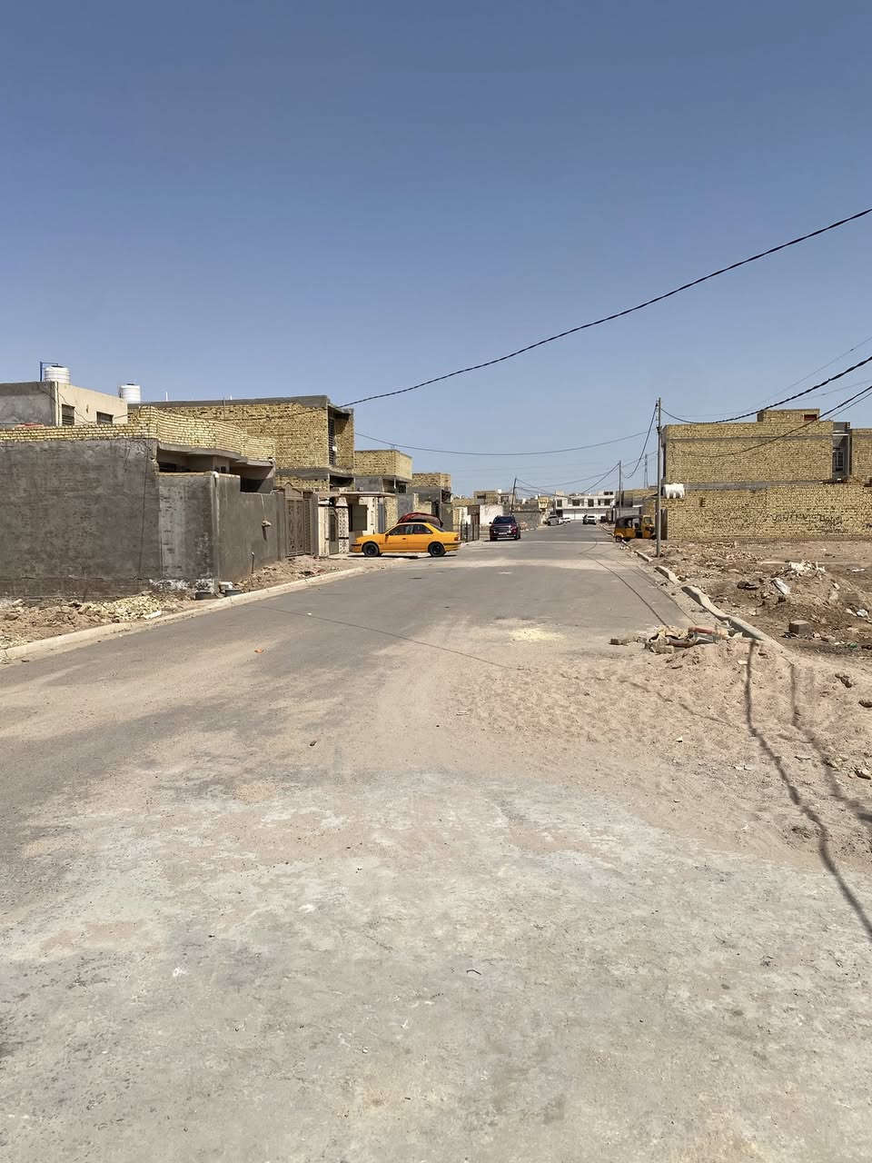 دار للبيع  رقـــم  بحي الموظفين شارع 15  بناء حديث  درجة اولئ  مساحة 100متر يحتوي لبيت على  طارمه وغرفه وصالة ومطبخ مناور صحيات  لاستقبال ماكامل  سعره مناسب  45 وبي مجال بسيط
اتصال واتساب ***********
