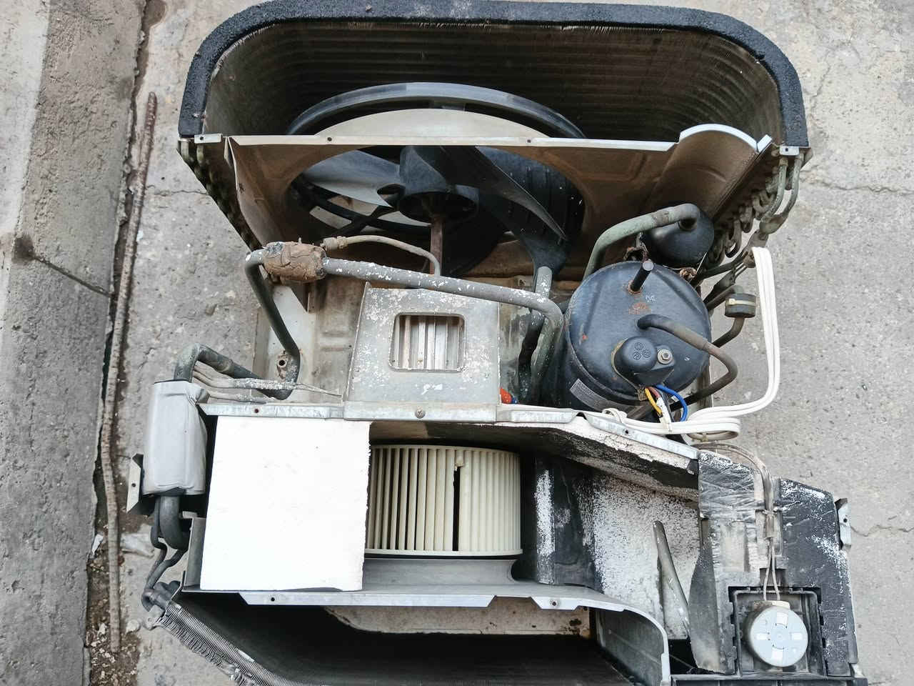 مكيف نايشونال كمبريسر فقط تبريد 2طن شغال وما بيه اي عطل السعر 180للاستفسار ***********
