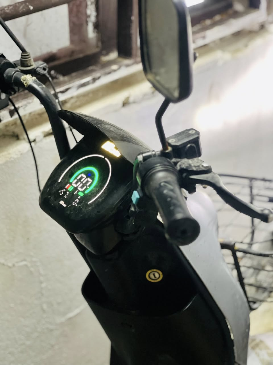 ماطور شحن للبيع الماطور كلشي بي شغال خمس بطاريات السرعه 70 الماطور يمشي 30 كيلو متر الماطور بس ناقصو باتري واحد حتى اكون صريح الماطور هسا شغال ويمشي بس عندي باتري واحد واكف السعر 160 بي مجال قليل ***********
