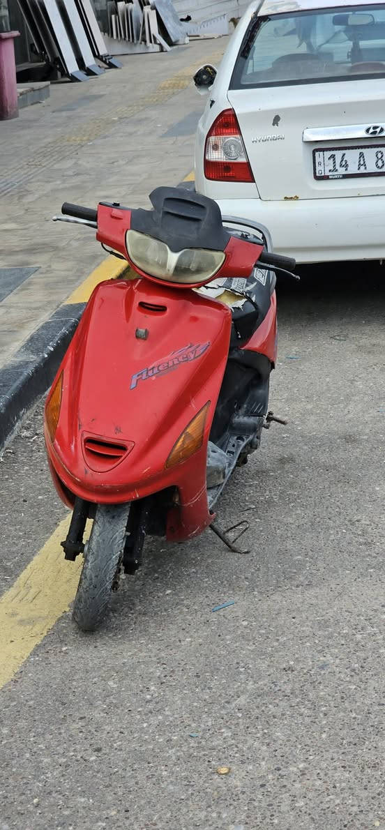 السلام عليكم دراجة فراشة للبيع مجفته تجفيت اصلي مكينة ناعمه حلوه كفراتها والسوادات بلاد كلهن نفس الختم كهربائيات شغاله بس سلف ما يشتغل مكاني البصرة سعرها ٣٠٠ وبيها مجال تجي وتشوف وبخدمتك ***********
