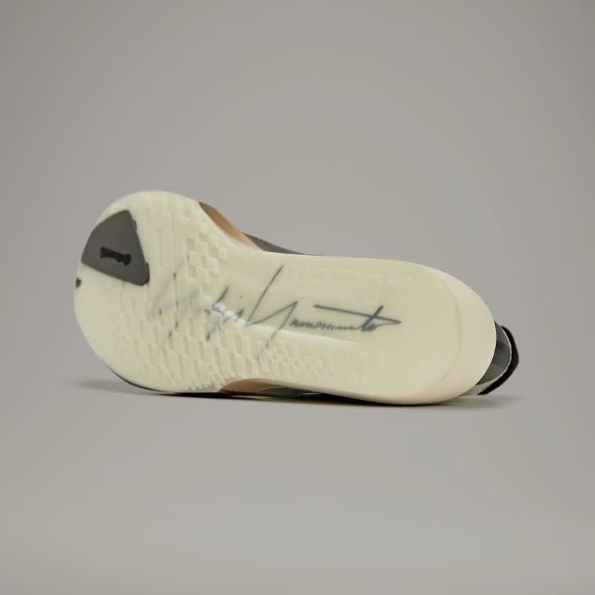 Y3 adidas
اخوان اكثرية الي راسلوني على القطعة وكلتهم ٥٠ و٥٥ وبعت بهذا سعر هم 
الصور كلها كدامكم واريد اصفي منها 
سعر القطعة اليوم ب٣٠ الف 
تحجز رقمك وعنوانك على الخاص وسعر توصيل ٥ الف 
 شرط تجيك القطعة وماكو من جودتها خفتها كوالتي مالتها كودات وليبلات كلها توديك على الوكالة 
بيها ٤ قطعة 
٤٠-٤١-٤٢-٤٤ 
الي مو متاكد من حجز لا يحجز لان هذا وزق وغير شخص يجوز يستفاد منها


**إذا كنت صاحب هذا الإعلان وتريد حذفه لأي سبب، رجاءا أرسل رسالة إلى الدعم الفني**