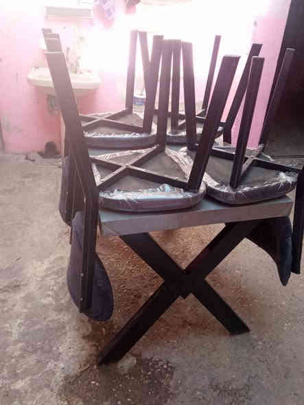 ميز واربع كراسي اقماش امغلف للبيع استفسار 
***********
***********
