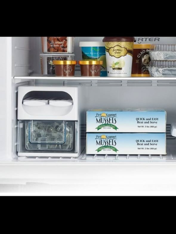 محتار بثلاجة تدوم وياك سنين وتبرد مضبوط؟ ❄️
خليني أعرّفك على هالثلاجة 

ثلاجة هيتاشي الاصلي ✅
الموصفات 
ثلاجة منزلية ببابين (باب ثلاجة + باب فريزر علوي) 
السعة الإجمالية: حوالي 565 لتر ✅
حجم الثلاجة 26 قدم 
الأبعاد: تقريبًا العرض 85.5 سم × الارتفاع 176 سم × العمق 74 سم 

كفاءة عالية وتوفير في الكهرباء
  مزودة بنظام إنفرتر (Inverter) للتحكم في الضاغط بذكاء، مما يقلل استهلاك الكهرباء ويطوّل عمر الثلاجة.  
  تصنيف كفاءة طاقة ممتاز (تقريبًا A++
هذا يعني تشغيل هادئ واقتصاد في الكهرباء 
تسحب امبير واحد او اقل ✅
تبريد قوي وفعال
 • نظام تبريد مزدوج بمروحتين ، يوزّع الهواء البارد بتساوٍ داخل الثلاجة والفريزر✅

تبريد فعال حتى لو كانت الحرارة الخارجية مرتفعة (حتى 60 °C)✅

نظام No Frost يمنع تكوّن الثلج داخل الفريزر بدون الحاجة لإذابة الثلج يدويًا✅  

تحكم ذكي وسهل
 • شاشة تعمل باللمس للتحكم في درجات الحرارة بسهولة✅

نظام مستشعرات مزدوجة يحافظ على درجات حرارة مستقرة✅

أرفف زجاجية مقوّاة تتحمّل أوزان الأطباق والثلاجات الثقيلة✅

حجرة خضار كبيرة مع تحكّم بالرطوبة للحفاظ على طراوة الفواكه والخضار لفترة أطول✅

إضاءة LED داخلية واضحة وموفرة للطاقة✅

فلتر Nano Titanium يقلل الروائح ويحافظ على الهواء✅

صنع في تايلند ✅
ضمان سنة صيانة 
ضمان 10 سنوات على الكمبريسر
السعر  1100 

متوفرة في معرض ابو امير الطائي للأجهزة الكهربائية 📍
عنوان كربلاء حي الوفاء مقابل افران اڤيان
ابو امير 
***********
 #معرض_ابو_امير
#هيتاشي 
#ثلاجة

#كربلاء 
#اجهزة_كهربائية
