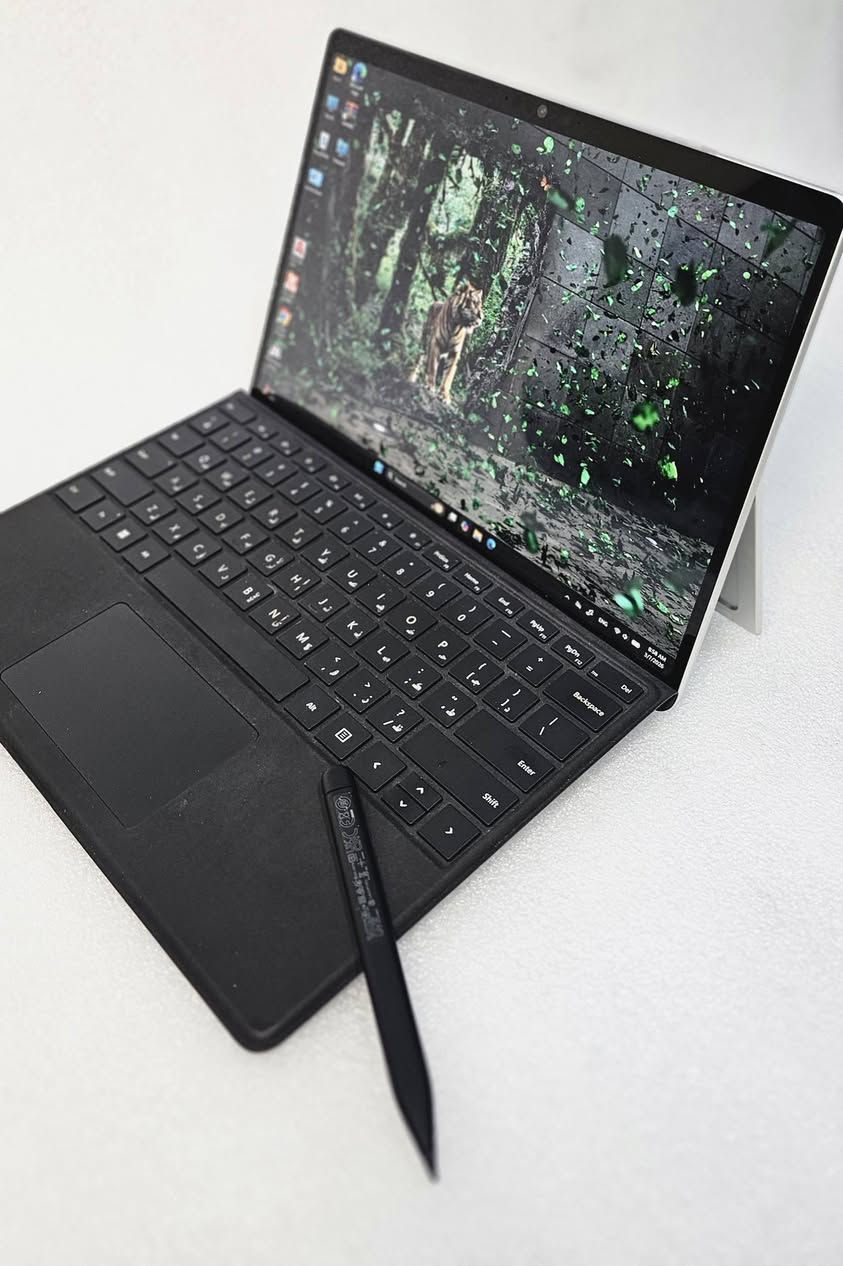 الجمال والرقه كلها هنا Surface pro 11🔥🙂‍↕️
من اجمل القطع التي تتميز بمواصفات:. 
🌼snapdragon elite 12 Core المميز 🔥✨

🌼(Ram) 16سرعه في تعدد المهام 

🌼(SSD) 1T سعة خزن رهيبه 🔥💎
اسعارنا افضل الاسعار وانسب 😎💰. 
×ركزلي🔴:. عدد دورات الشحن 61 فقططط🔥🔴
×النظافة فوووول👌🏻
× ضمان 10ايام 
يعني تكدر تفحص لابتوبك براحتك 🙂‍↕️🤝🏻. 
×توصيل لجميع المحافظات العراق ومجاااااني 🫣
🔴للتواصل على الخاص او على الرقم ***********
