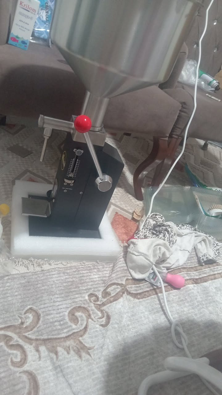 عجانه جديدة مامستعمله للبيع ١٠كيلو ومكينه املاء مواد يدويه للبيع *********** ومكينه ربط قبغ قواطي كهربائية حديثه وقواطي مع قبغ ٢٠٠٠قوطيه للبيع معمل هو زغير مال كيك بارد للبيع *********** بي واتساب اسال واجاوب
