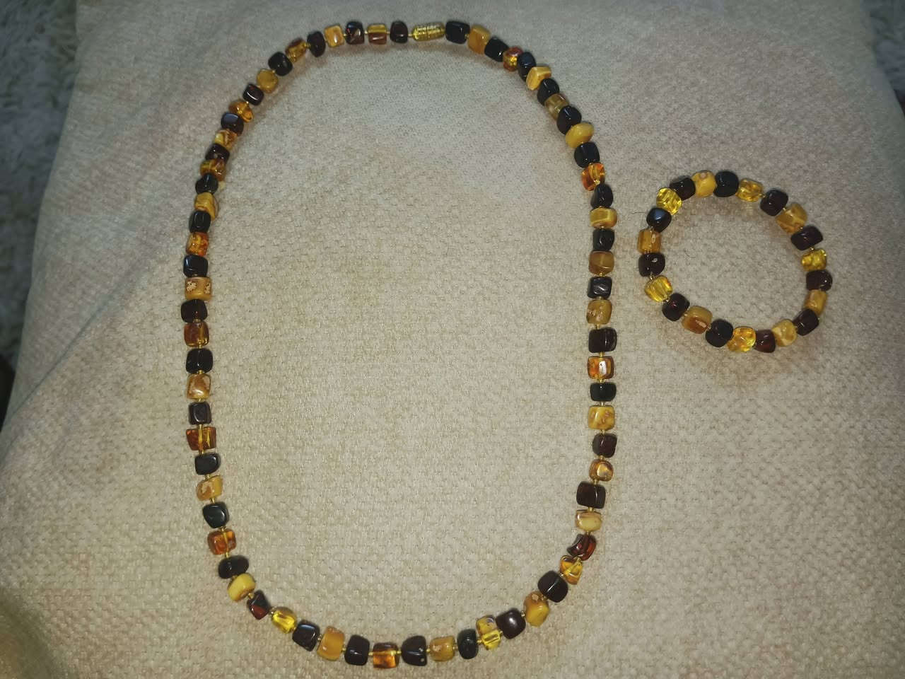 سوار مع قلادة كهرب ماكنتوش حر طبيعي مع سبحه كهرب الماني كركوشة فضة عيار 925 مختوم مع محابس عطف واحد ياقوت باريسي للبيع *********** مكاني بغداد
