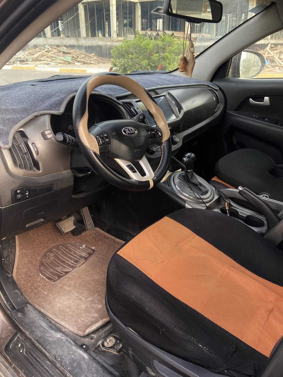 السلام عليكم  ..
سبورتج موديل ١٥ وارد سلوفاكي لون جوزي تحكم ستيرن ، قفل سرعة ، ثلاجة بالجكمجة ، كامرة 
سياره بيها جاملغ  وبنيد فقط بيها سونار رقم بغداد بأسمي.... ماشيه فوك ال ٢٠٠ الف سعرها 141 وبيها مجال بسيط
الاتصال على الرقم ***********
مكاني بغداد الكرخ
