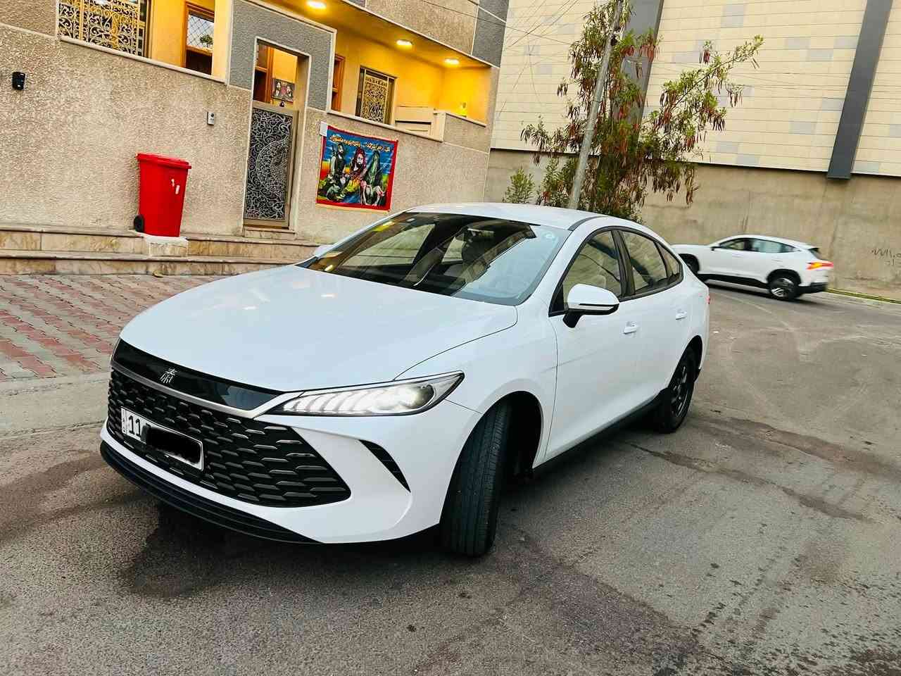 السلام عليكمً
BYD
كن بلاس مديل 2025 مكفوله كفالة عامة 
ماشة4000 الف 
داخل ابيض المرغوب 
موصفاته معروفه حساسات كشنات جلد شاشا كامره خلفيه تحكمات جهتين تحكم بسعه البطاريه بيه انضمه قياده متنوعه SPORT NORMAL ECO   قطعتين تبريد ملحقاتهة كاملة 
السعر18.700 وبيهة مجال
المكان بغداد
الاتصال ***********
