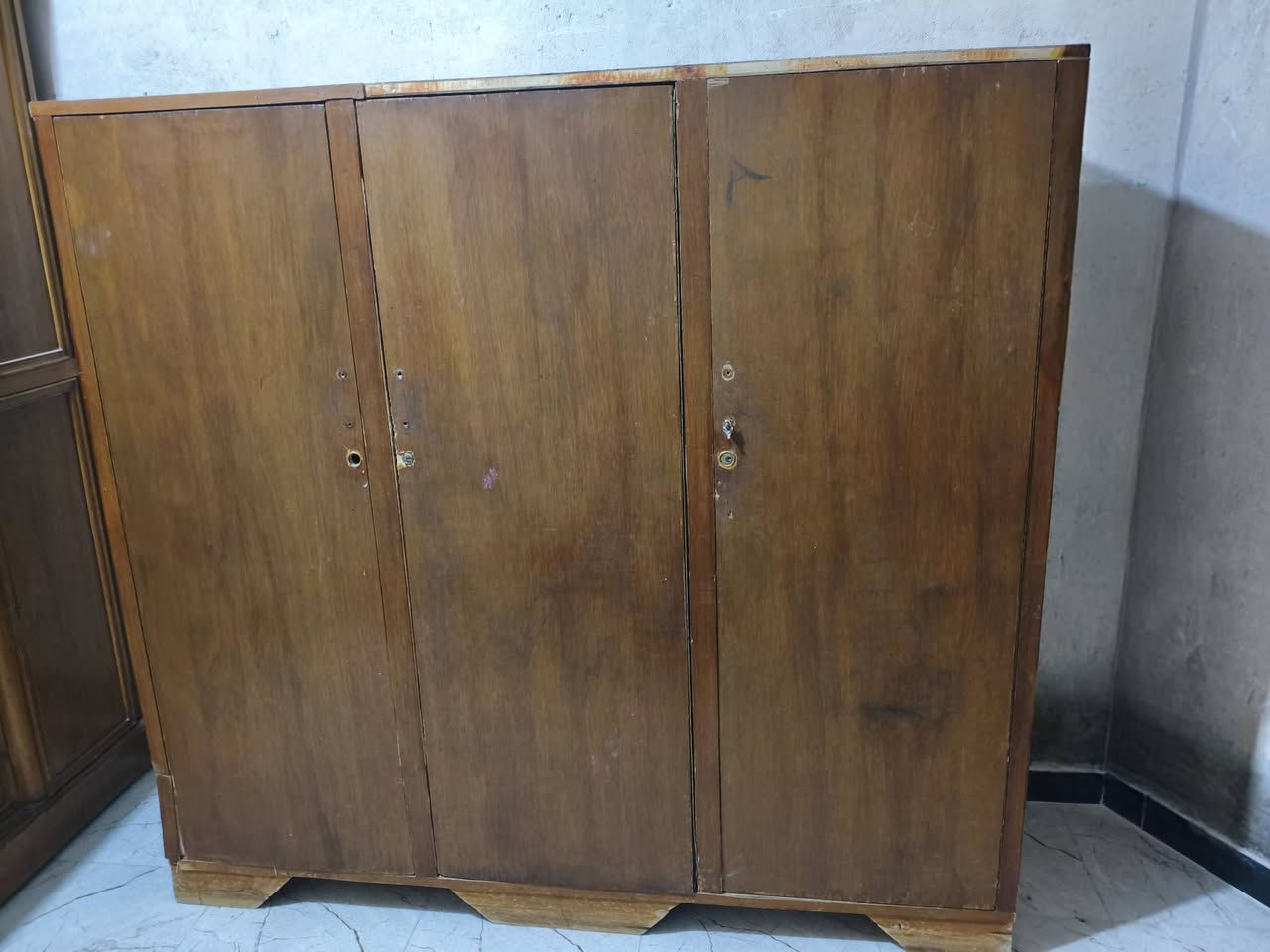 السلام عليكم 
كنتور للبيع مع معرض 
مكاني الكرابله مقابيل دائرت الطرق وا الجسور 
*********** بي واتساب
