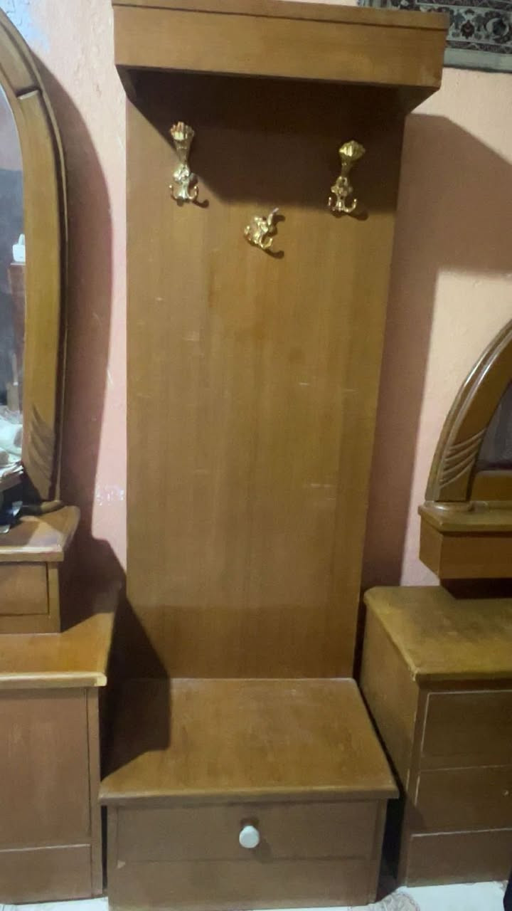 غرفة نوم عراقية للبيع
النظافة مثل ما بالصور 
للاستفسار اكثر 
***********
