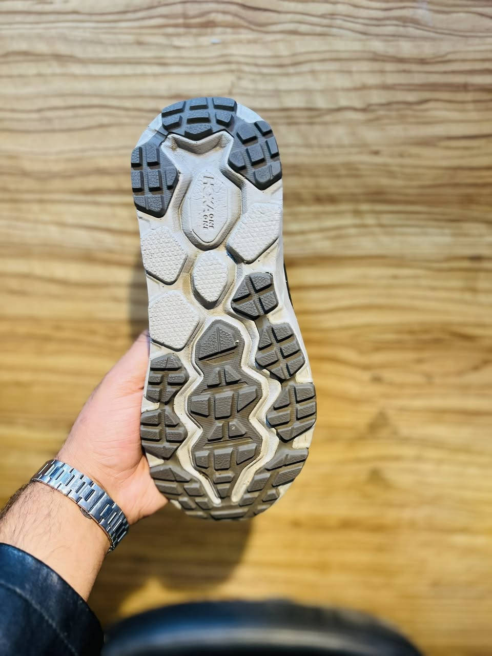 هوكا باله امريكي اصلي 
وتر بروف ضد الماء 
اللون زيتوني
قياس40.5
طول القدم 25.5
النظافه 100.100
توصيل جميع المحافظات 
للحجز واتساب 
***********
