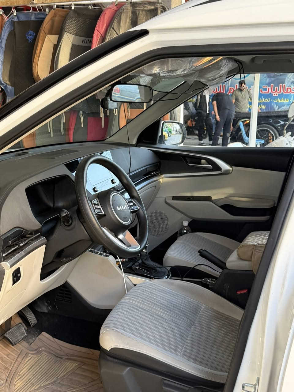 السلام عليكم
كيا كارينز 2025 شركة الدولية (((للبيع فقط)))
ماشية 12,300km السيارة نضيفة استعمال قليل داخلي فقط 
تبديل دهن و فلتر يم الشركة  محرك ١٥٠٠ دبل نوزل كير ٨ سرعات
مواصفات الدولية معروفة  
السعر $17,300 و بيها مجال بسيط للشراي
ملاحظة: السيارة بيها شخط بسيط صغير  و ليست ضربة بالجاملوغ جهة الراكب   
 للاستفسار ***********
