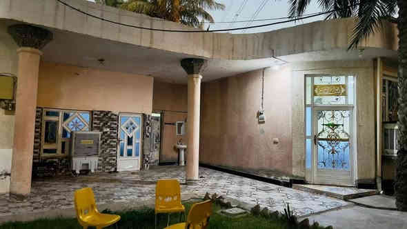 دار للايجار مساحته 600متر🟥 نظيف 🟦 يحتوي على ثلاثة غرف نوم وهول ومطبخ واستقبال وصحيات داخلية وخارجية وگراچ كبير جدا وحديقة كبيرة جدا 🟥
الأرضية والجدران سيراميك 🟦
سعر الايجار //((250). الف 
العنوان// كوت --حي الحكيم الاولى- شارع گاله 🟦
للاستفسار الاتصال على الارقام التاليه ⬇️⬇️
📳📳*********** 📳📳
📳📳*********** 📳📳
📳📳*********** 📳📳
مكتب دلالية اهل الديرة للعقار 🏨🏨
