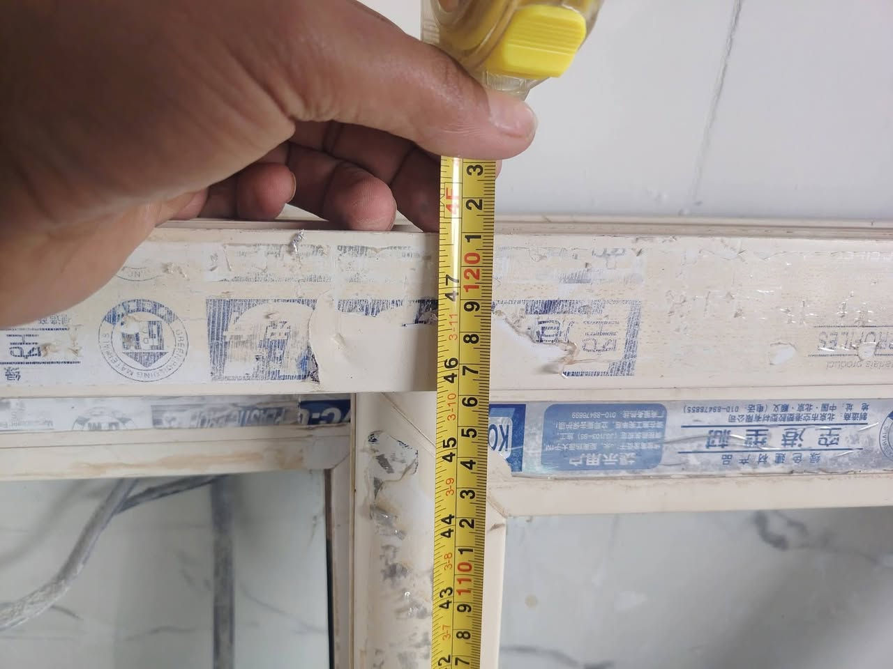 سلام عليكم  3 بوب المنيوم    شرط اصليه وجديد وداخلها حديد    وشباك   طول 120وعرض 1متر  ***********
