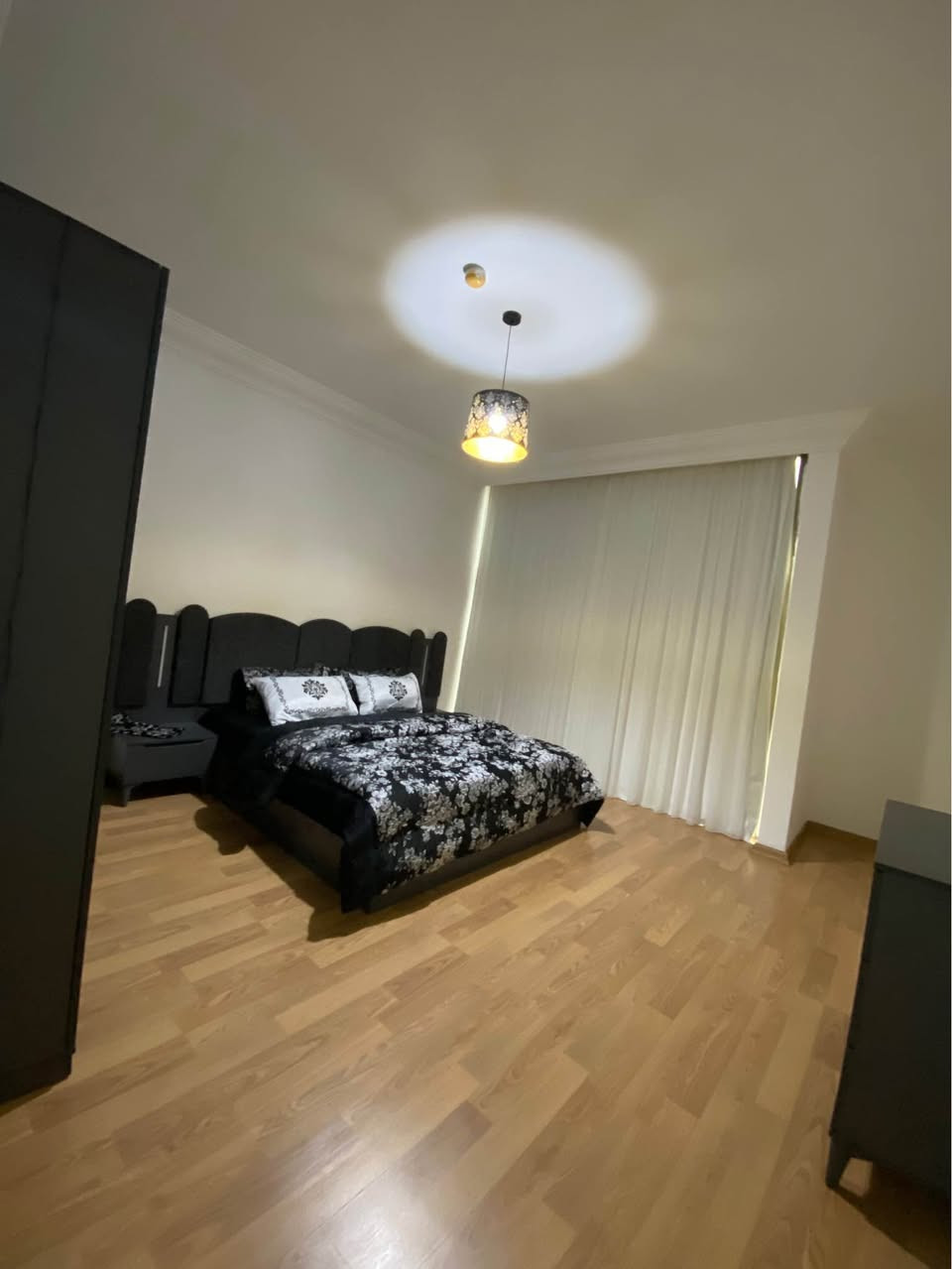 شوقەی یەک ژووری بۆکرێ 
شوقەکەمان تازە تەواو بووە 
راخراوە رووبەری ٨٤م
***********

شقة للإيجار سفر غرفةوصالة
موثث جديد مساعة84م أربيل, العراق
