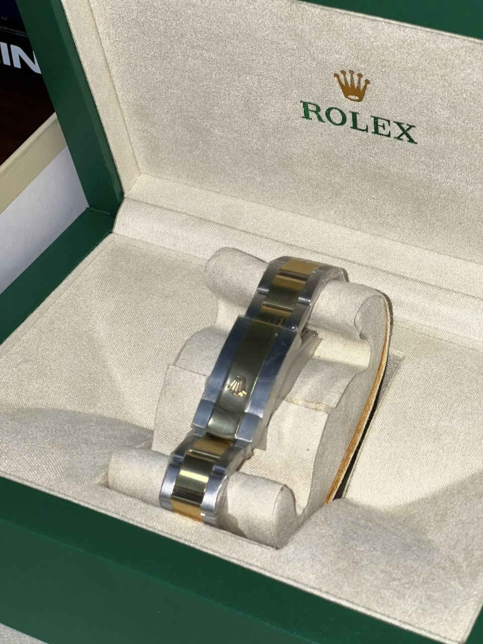 ساعة ROLEX
وياها كارت شراء ولضمان كاملة الساعة بيها ختم مطلي بلذهب عيار 18
اعلى سعر ابيع 
الساعة اصلي


**إذا كنت صاحب هذا الإعلان وتريد حذفه لأي سبب، رجاءا أرسل رسالة إلى الدعم الفني**