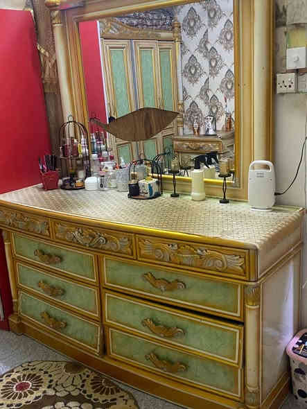 غرفة نوم كويتي نضيفه سعرها 750 بيها مجال
***********
