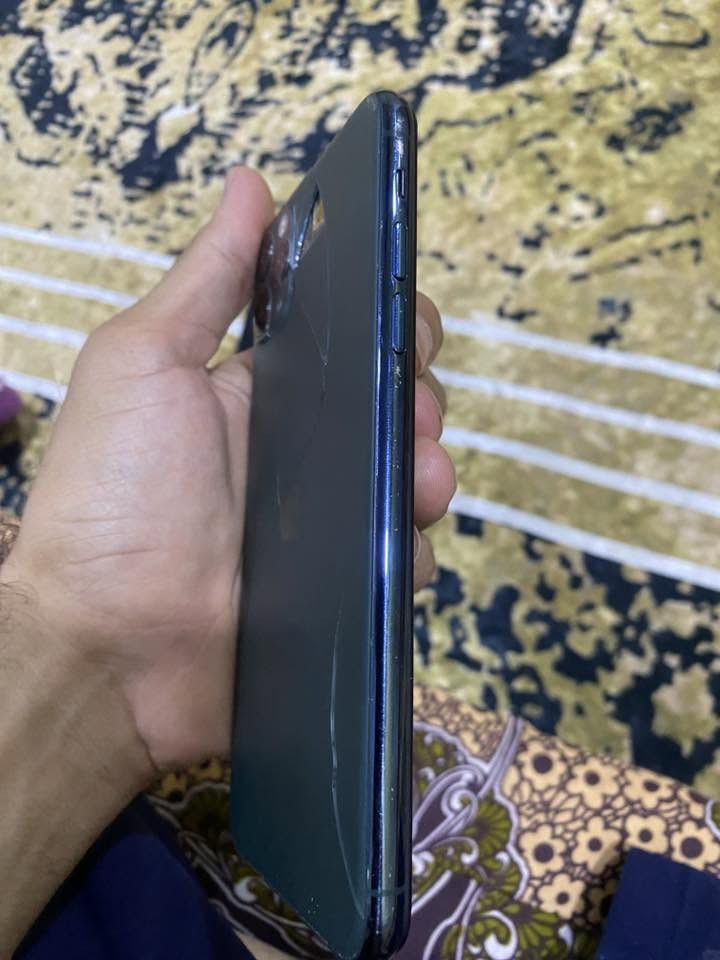 للبيع ايفون 11 برو ماكس مبدل شاشه اصليه للاخير وبطاريه وفيس ايدي مو شغال ذاكره 256  كامرات فول شحن انسا سعر 225 بي مجال لشراي رقمي *********** مكاني البصرة
