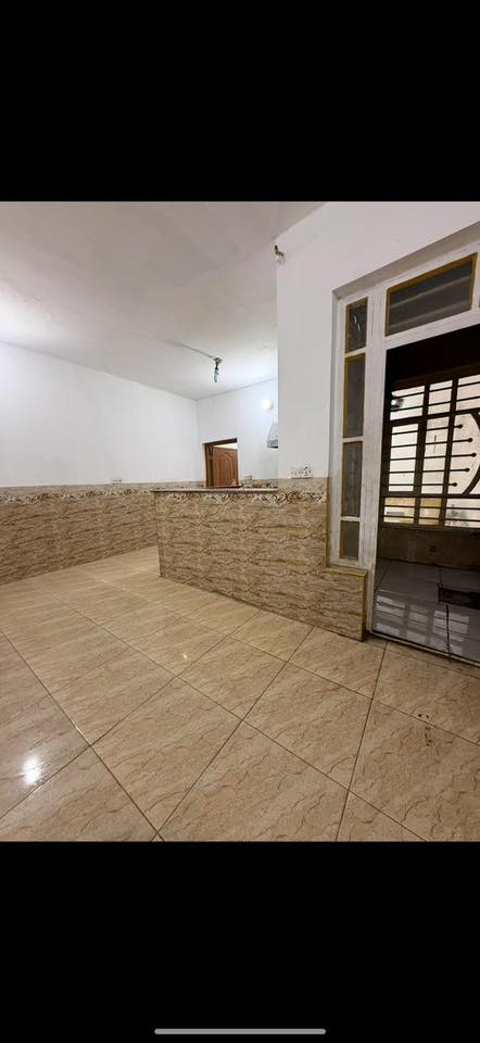 شقه طابق ارضي للإيجار غرفه وصاله وخدمات الغزالي شارع البداله قرب ملعب الخماسي ٤٢٥ الف 
***********
