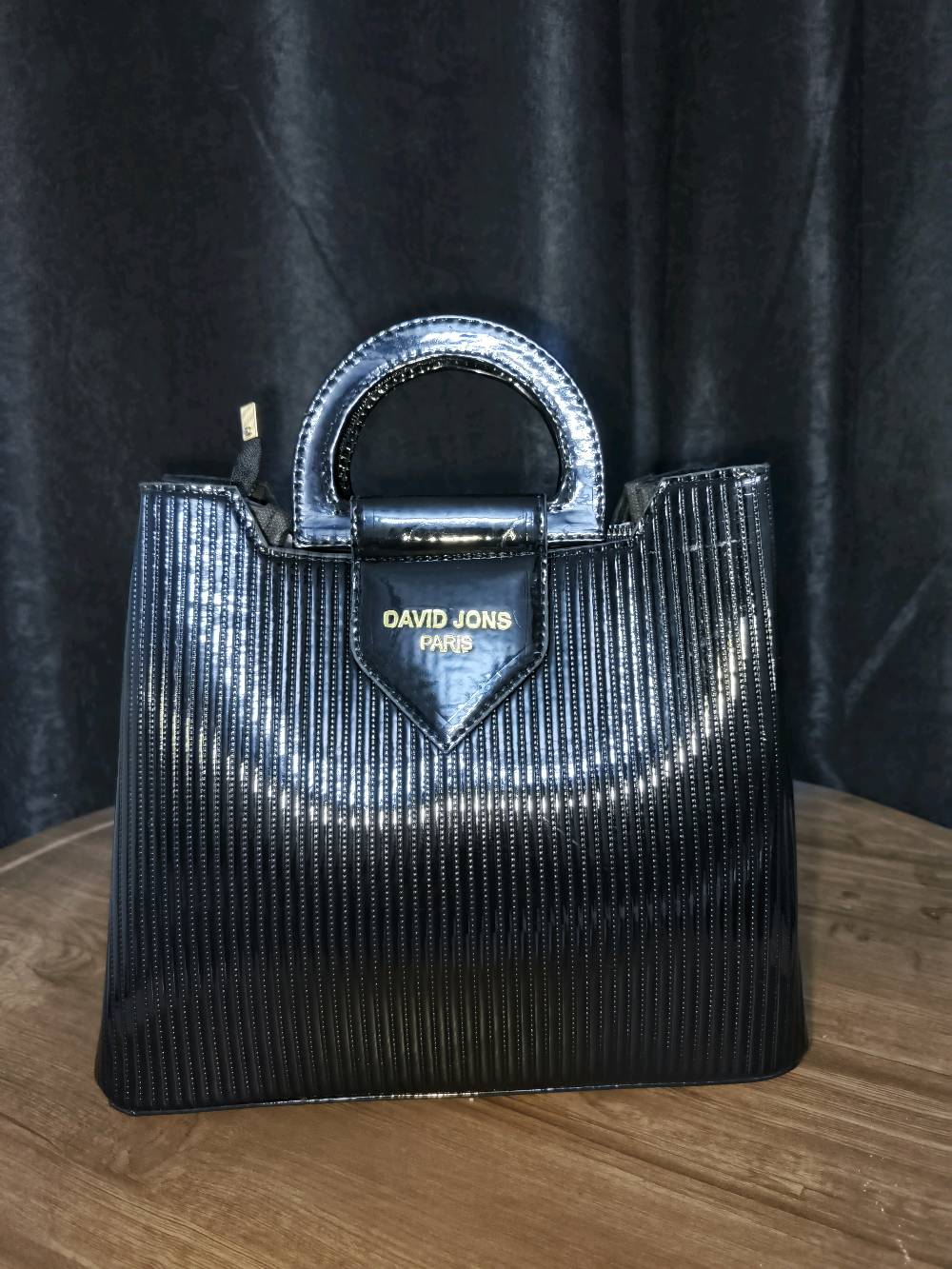 👜 حقيبة جلد روغان فخمة
خامة عالية الجودة ولمعة أنيقة
تصميم عصري يليق بكل الإطلالات
عملية ومناسبة للاستخدام اليومي والمناسبات
مريحة بالحمل وتدوم لفترة طويلة
السعر: 12,000 دينار
🚚 توصيل لكل محافظات العراق
للحجز والاستفسار الاتصال او المراسله على الواتساب او فيسبوك او انستقرام
chic Baghdad 