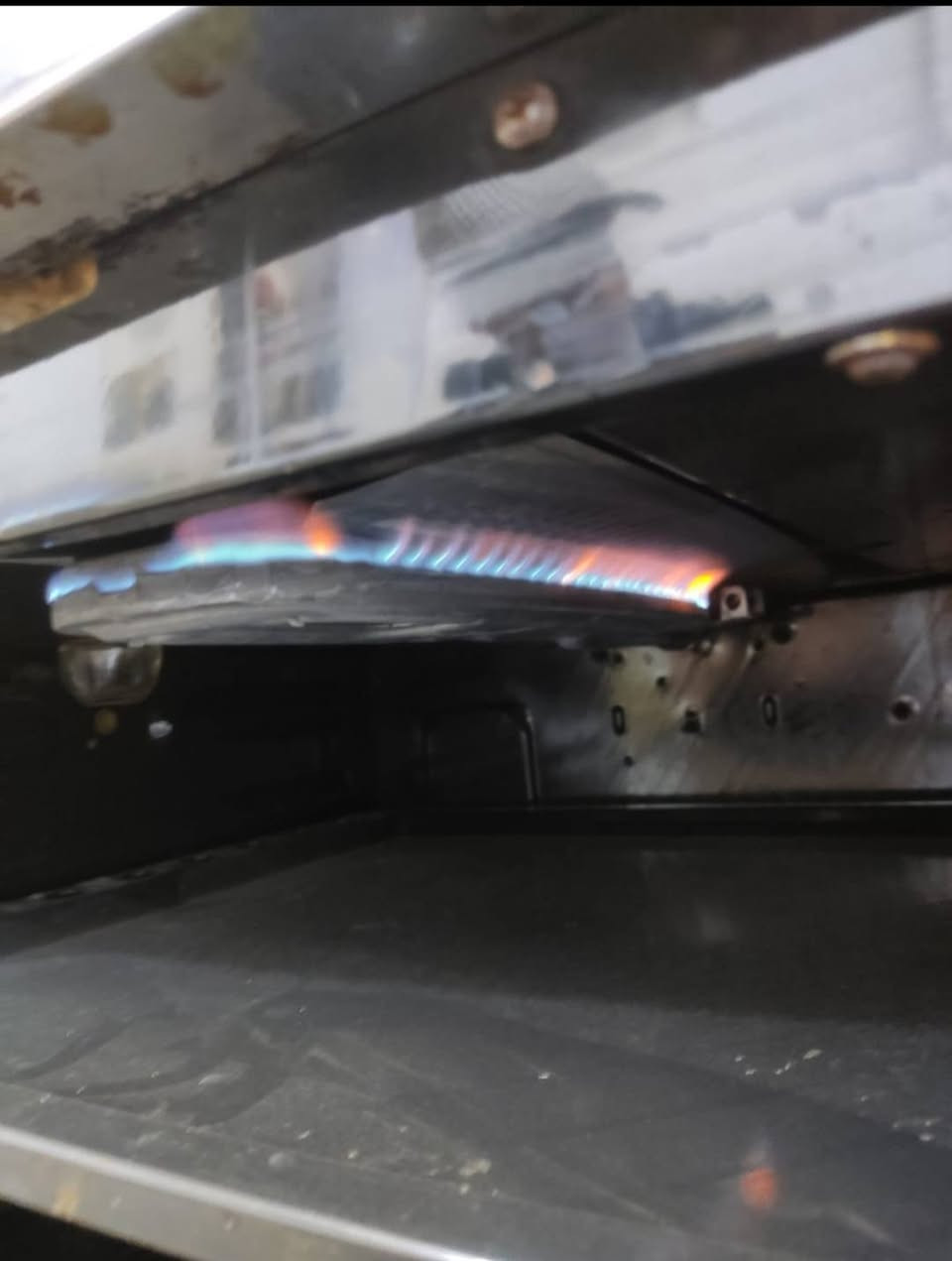 بيع مستعجل طباخ 4 عيون  استعمال قليل  نضافه 95  بل 100   سعر خاص   ***********. ***********. بي واتساب. ديوانيه
