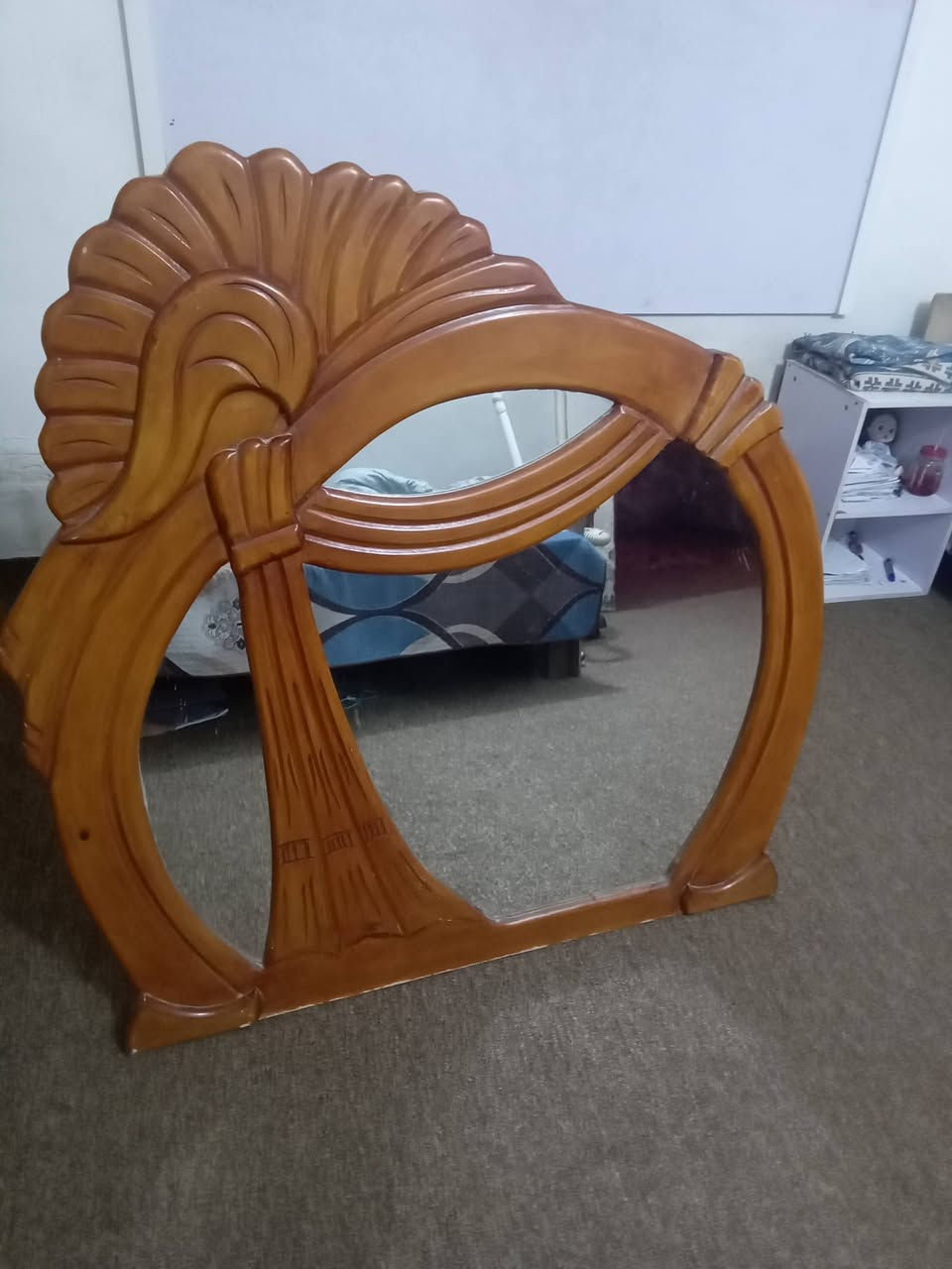 سلام عليكم مرايه خشب للبيع السعر 15وبي مجال العنوان السماوه سبع نيسان الرقم ***********
